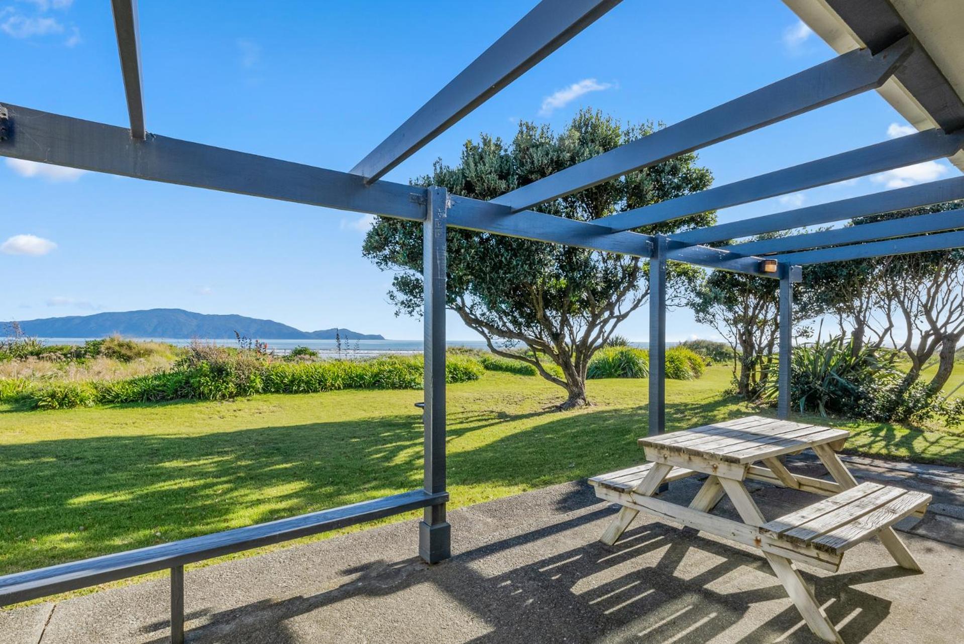 Kapiti Panorama - Waikanae Beach Holiday Home