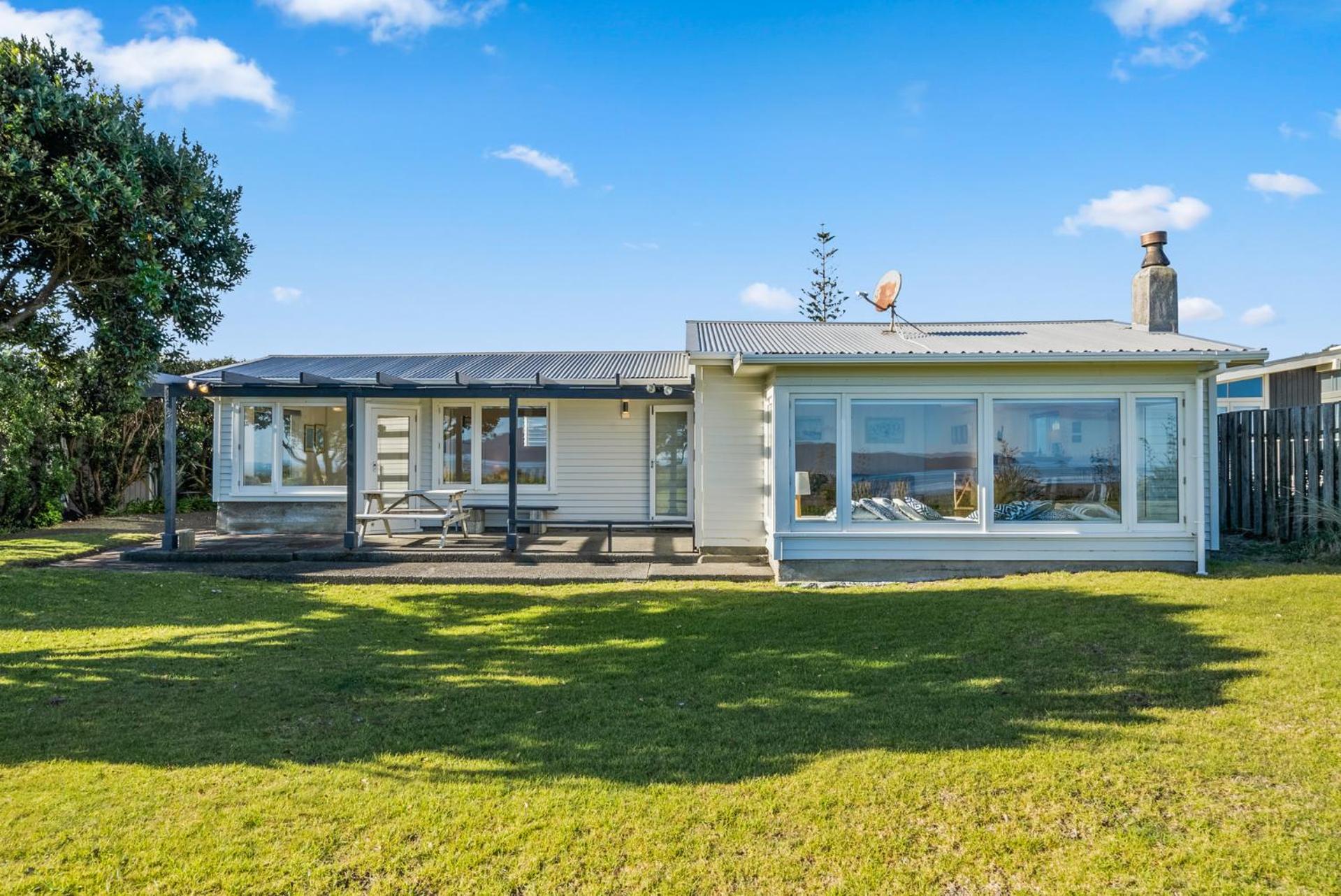Kapiti Panorama - Waikanae Beach Holiday Home