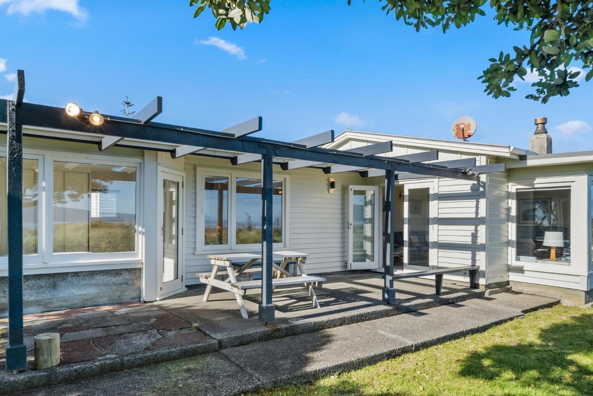 Kapiti Panorama - Waikanae Beach Holiday Home