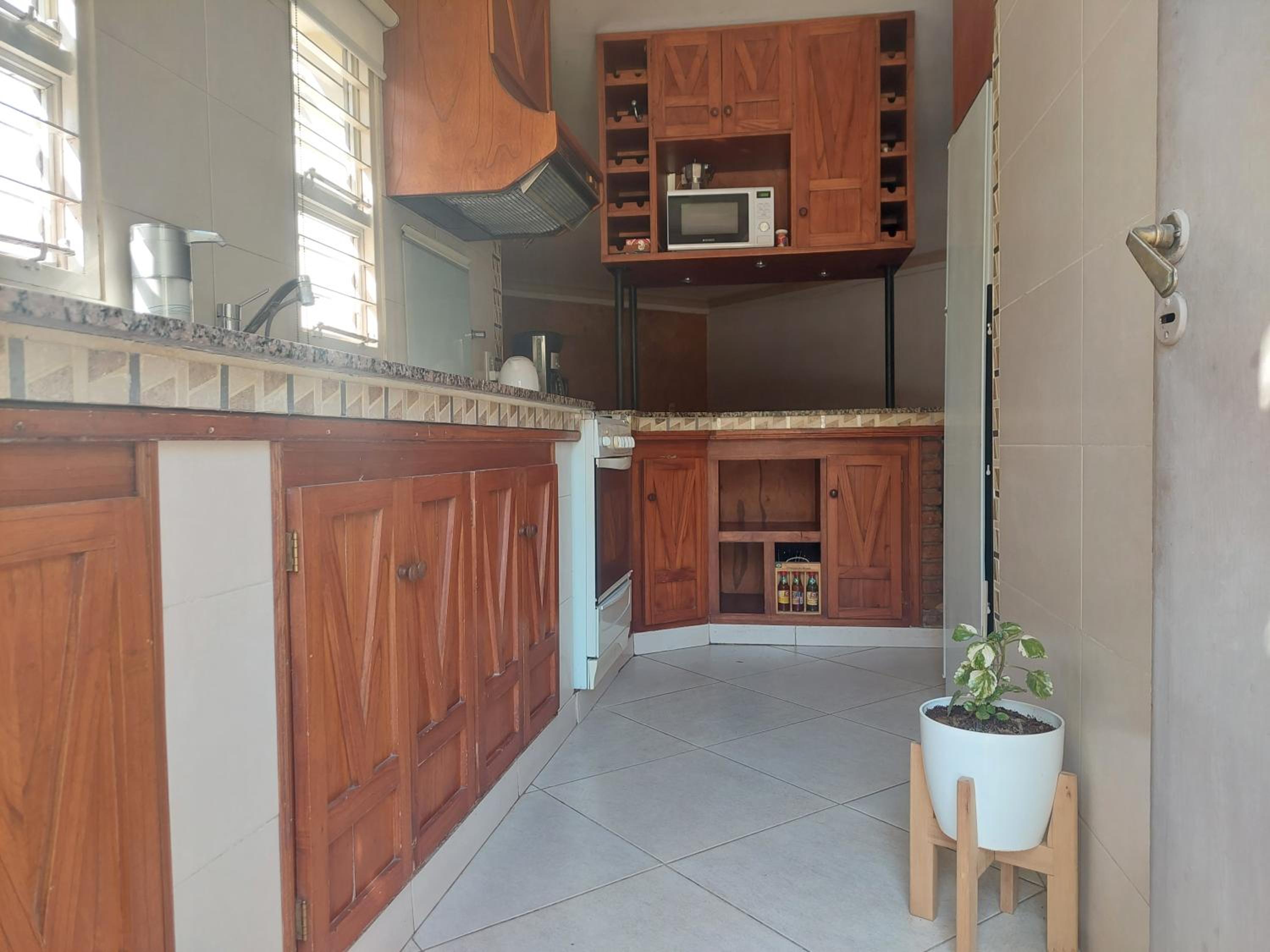 Habitación con baño privado y estacionamiento