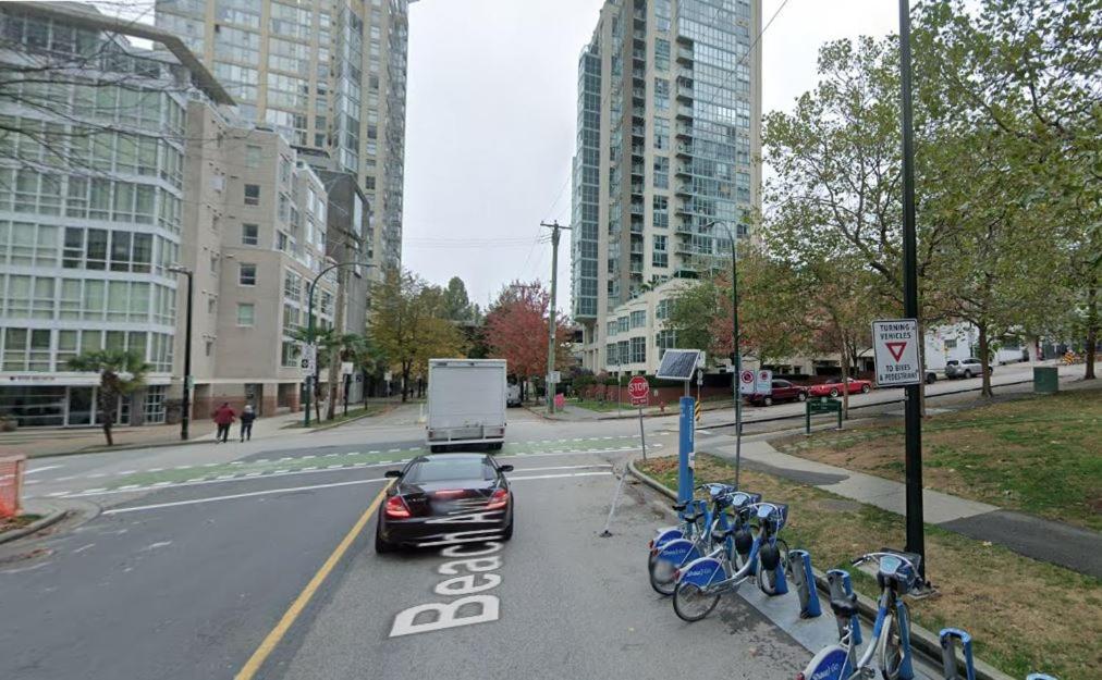 1BD+Den condo, with free parking in Downtown!