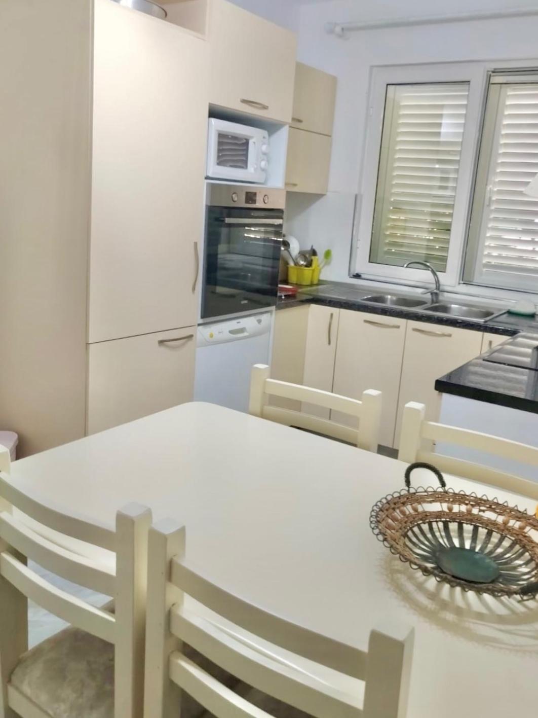 Golem Beach Apartment with Enchanting Garden