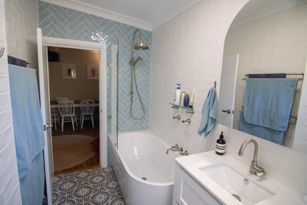 Banksia Cottage, pretty cottage with garden