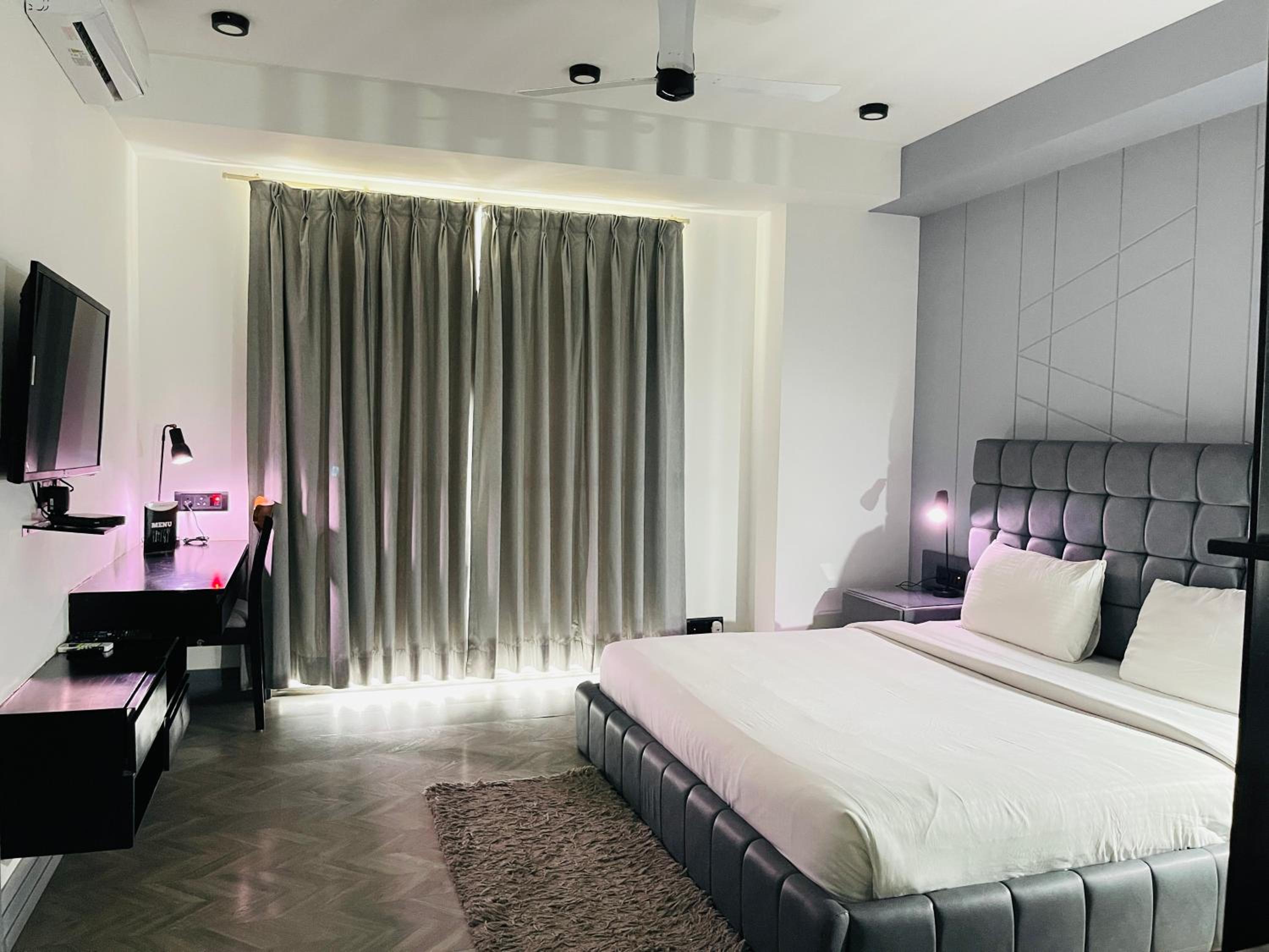 BedChambers Luxurious Aparthotel Near Medicity