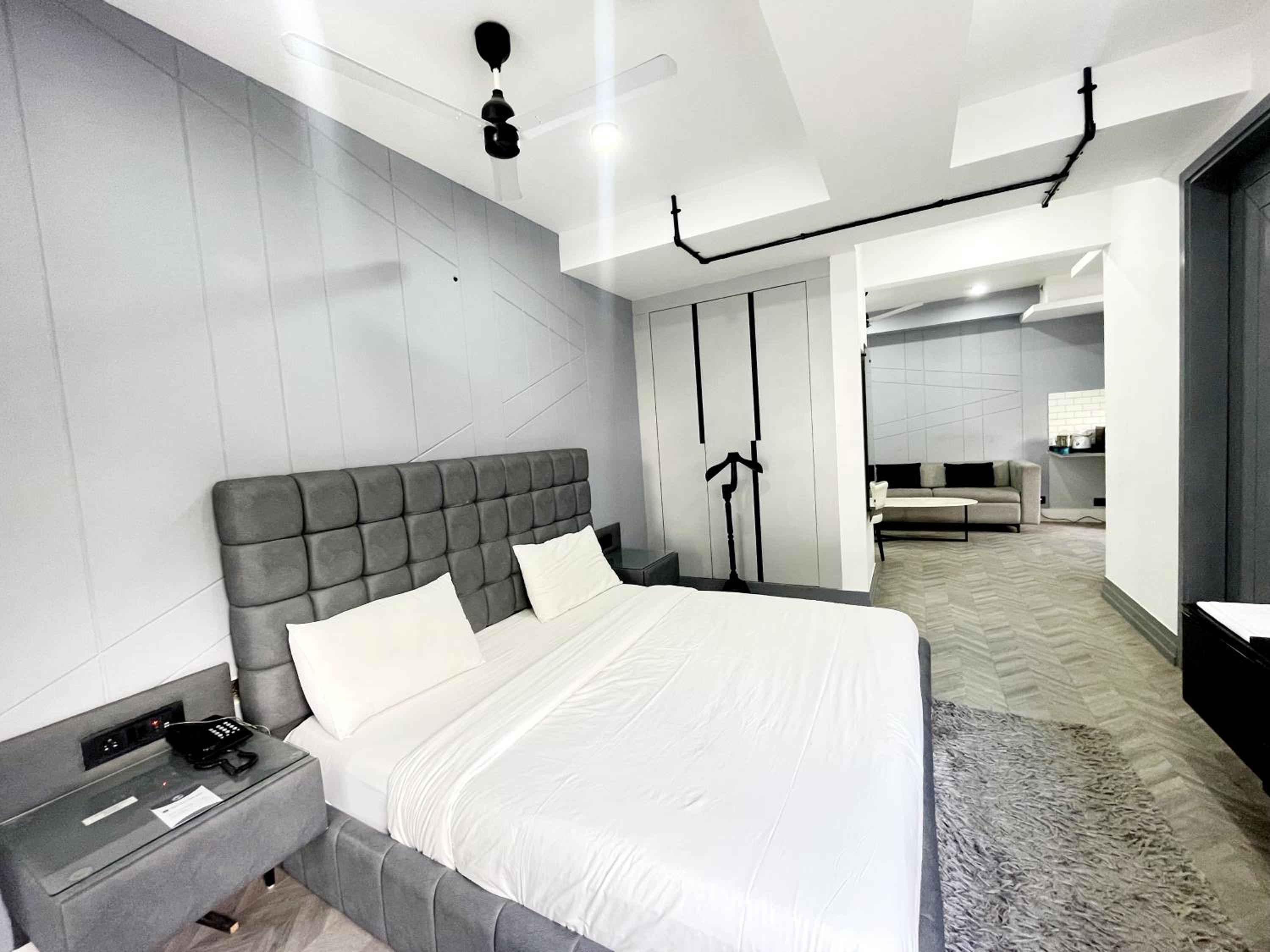 BedChambers Luxurious Aparthotel Near Medicity