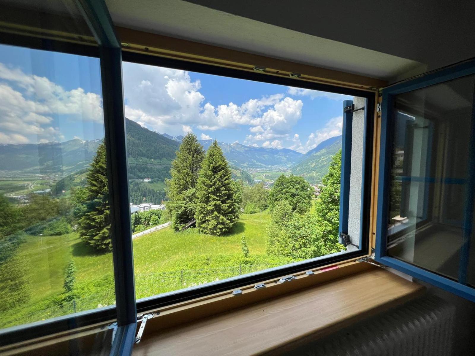 Charming chalet with sauna + views!