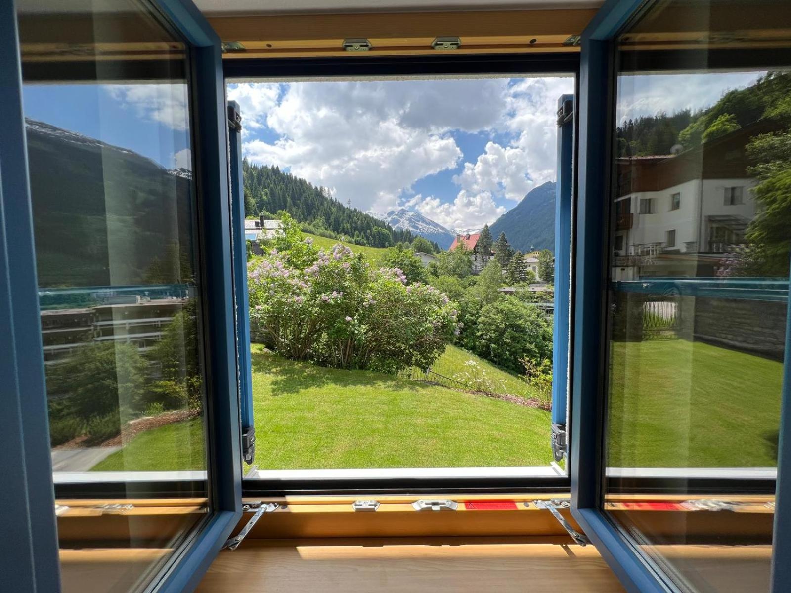 Charming chalet with sauna + views!