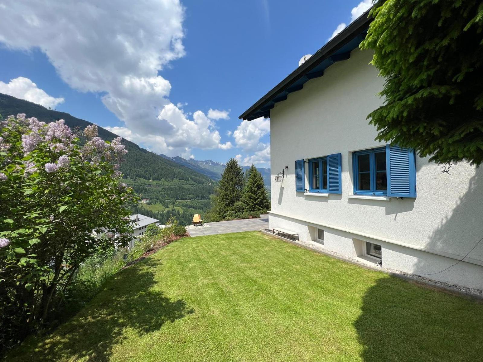 Charming chalet with sauna + views!