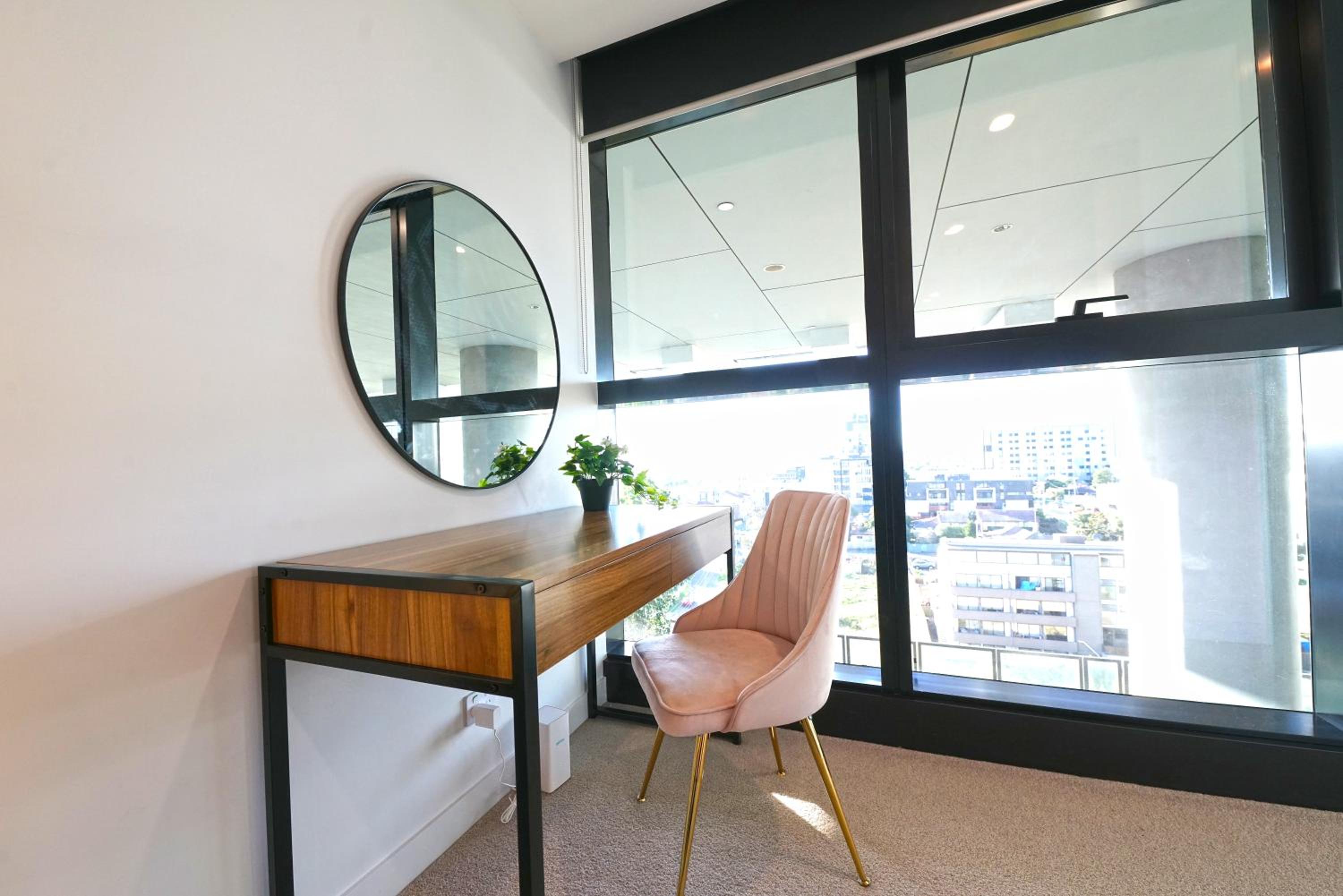 Luxury 3BRM Condo Pool Yoga Gym 2-Carport BoxHill