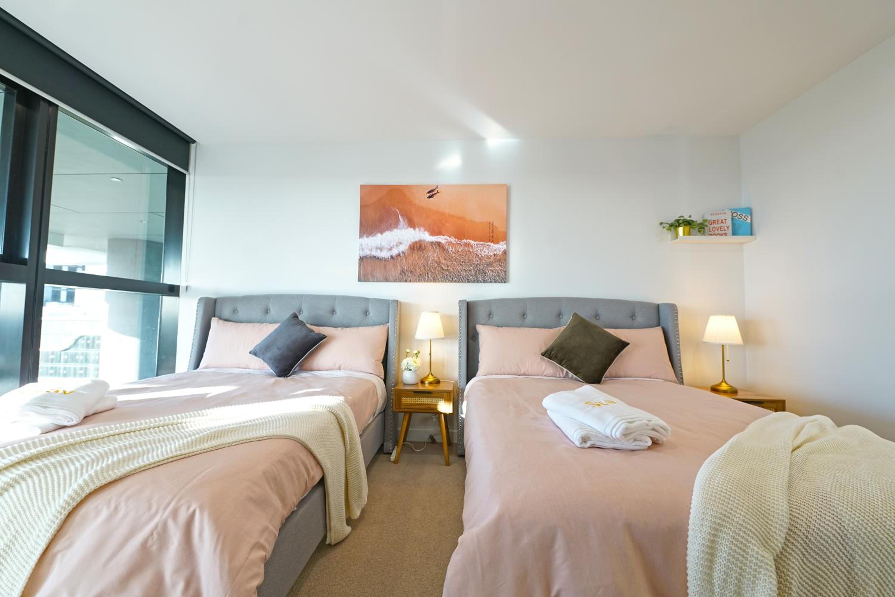 Luxury 3BRM Condo Pool Yoga Gym 2-Carport BoxHill