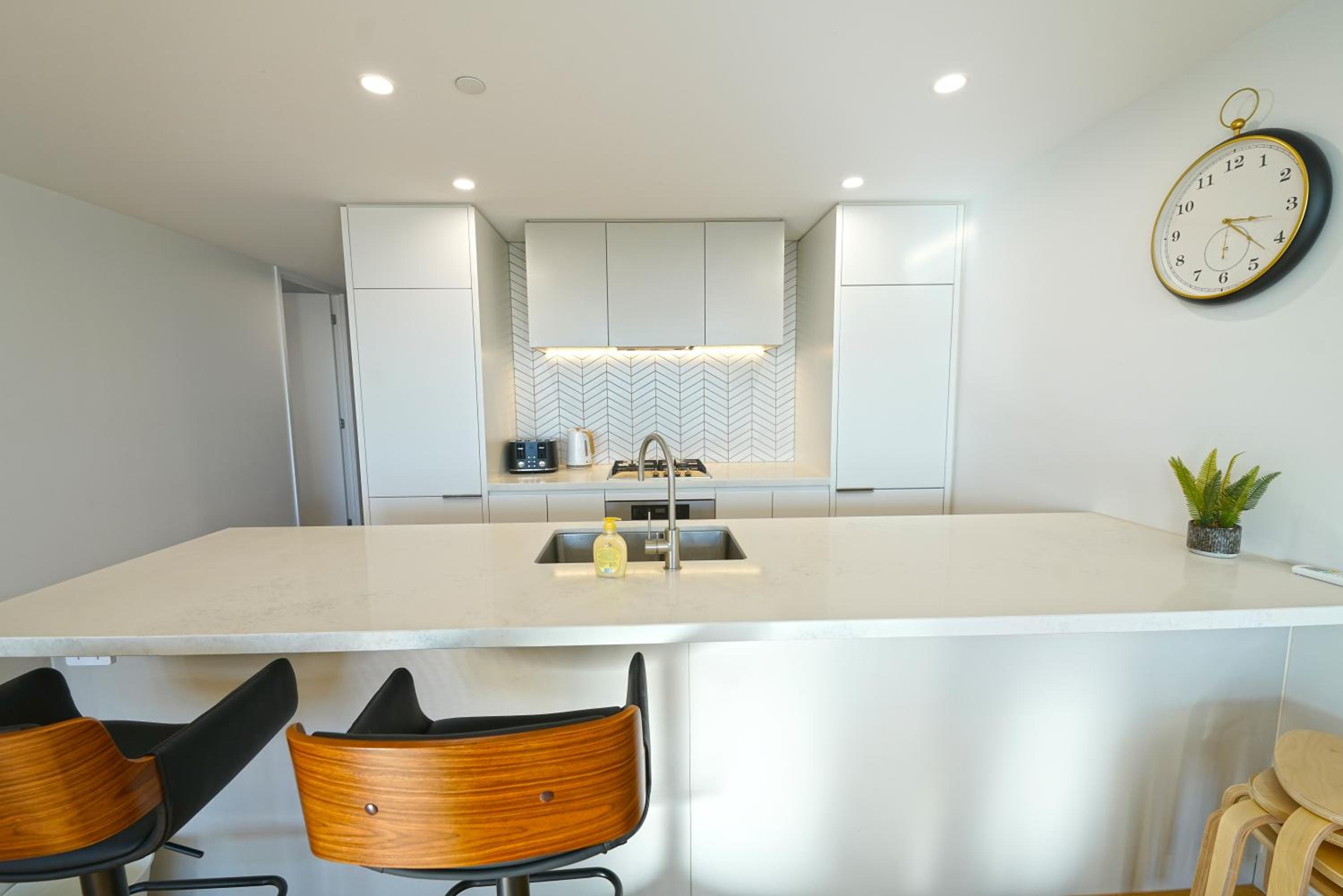 Luxury 3BRM Condo Pool Yoga Gym 2-Carport BoxHill