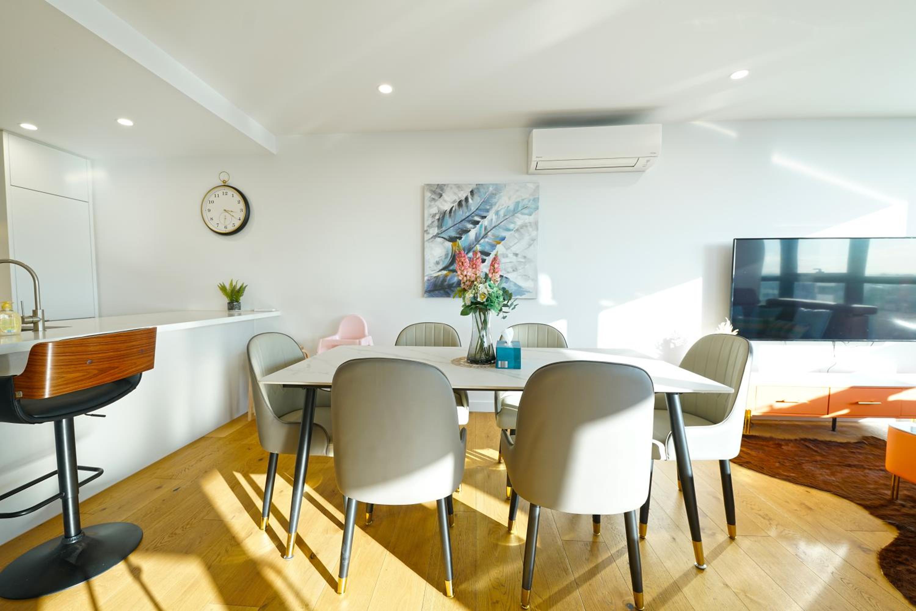 Luxury 3BRM Condo Pool Yoga Gym 2-Carport BoxHill