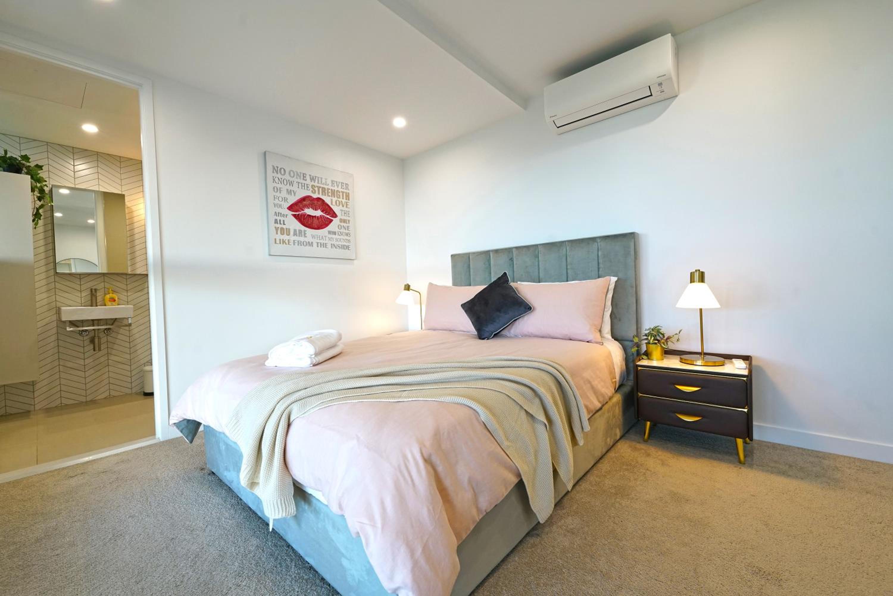Luxury 3BRM Condo Pool Yoga Gym 2-Carport BoxHill
