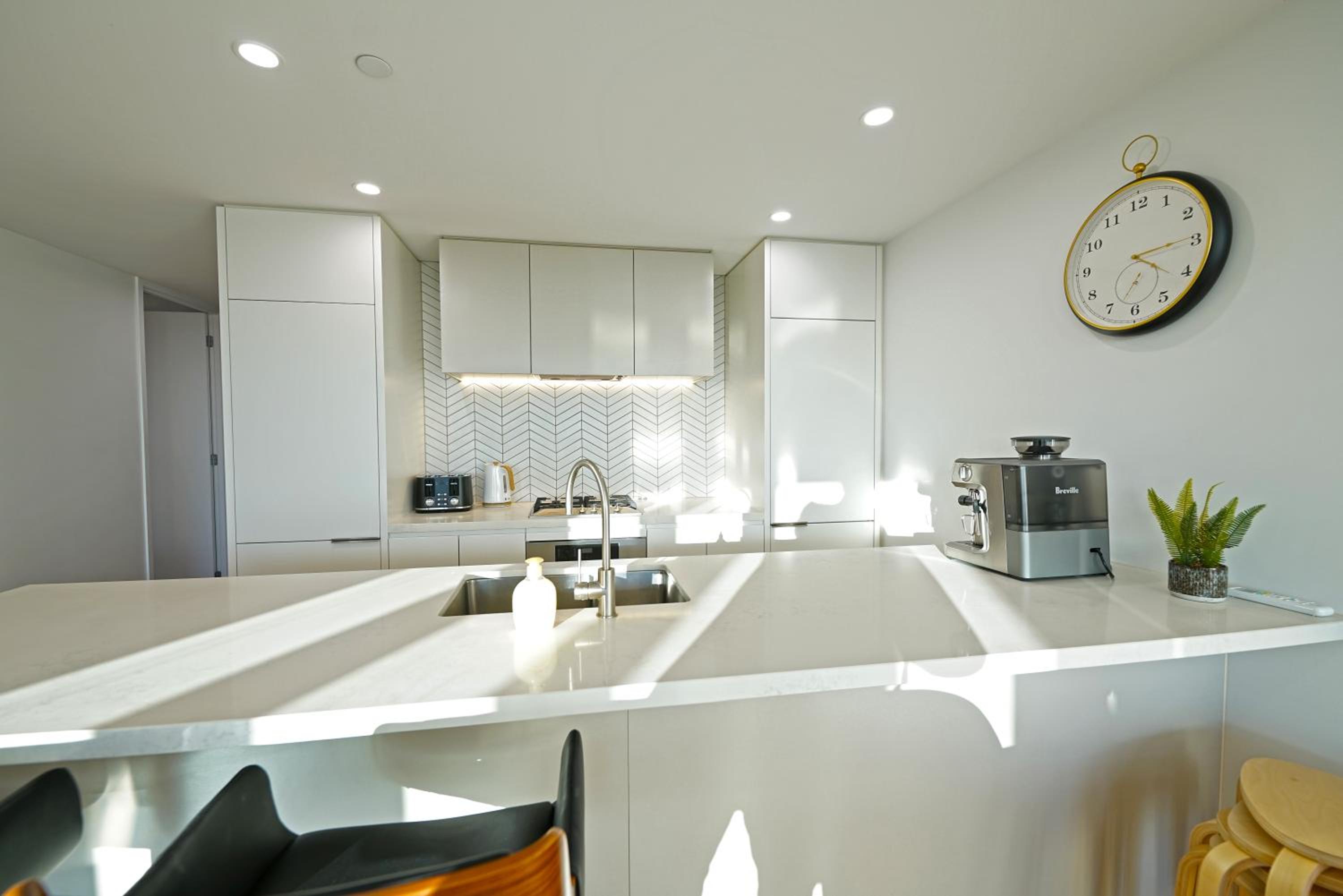 Luxury 3BRM Condo Pool Yoga Gym 2-Carport BoxHill