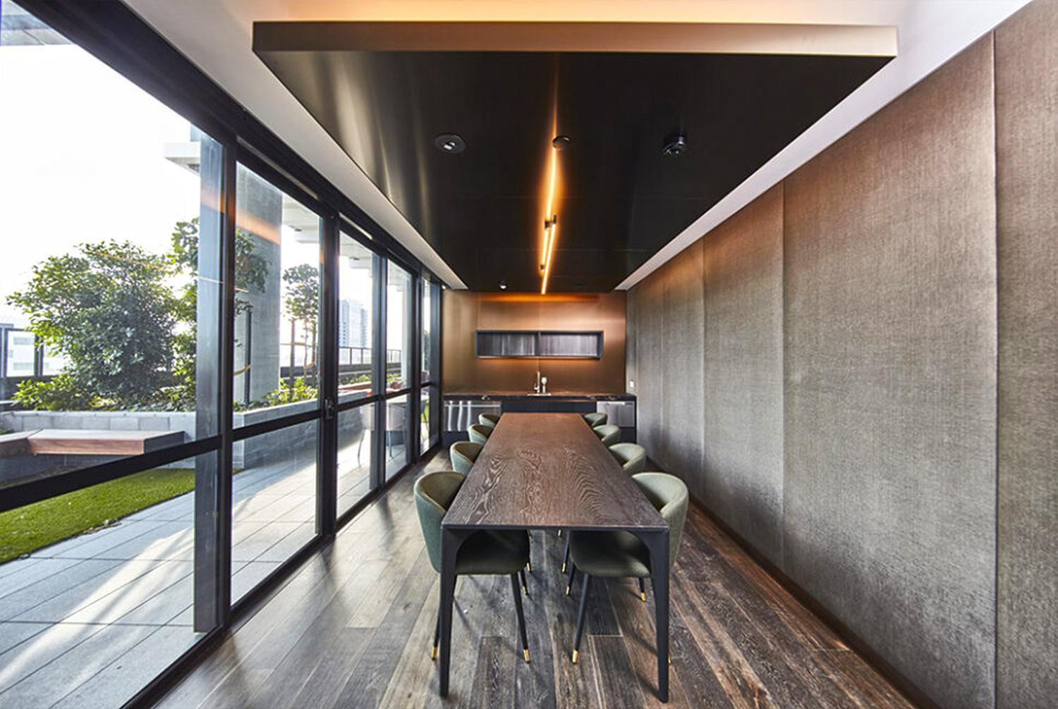 Luxury 3BRM Condo Pool Yoga Gym 2-Carport BoxHill