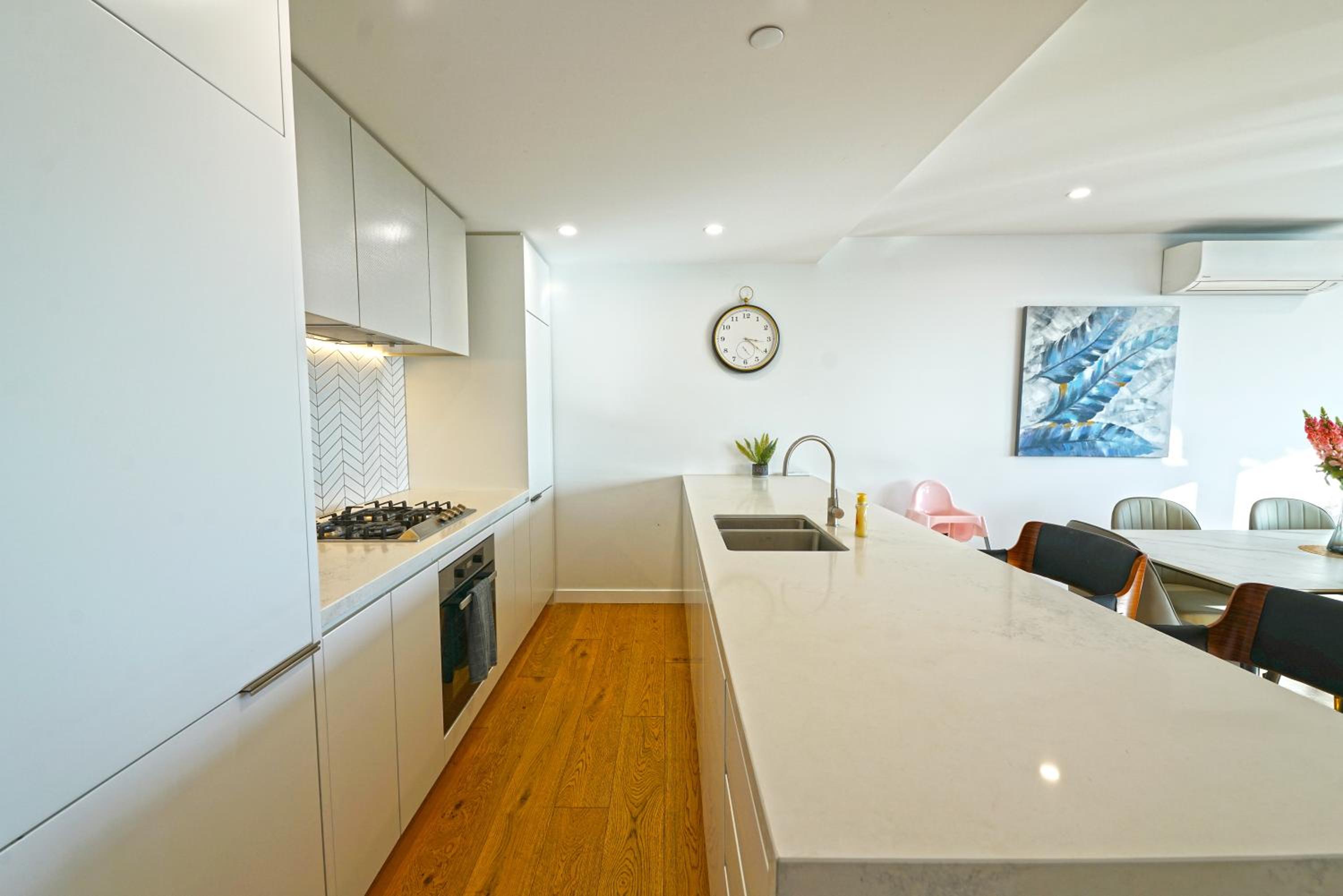 Luxury 3BRM Condo Pool Yoga Gym 2-Carport BoxHill