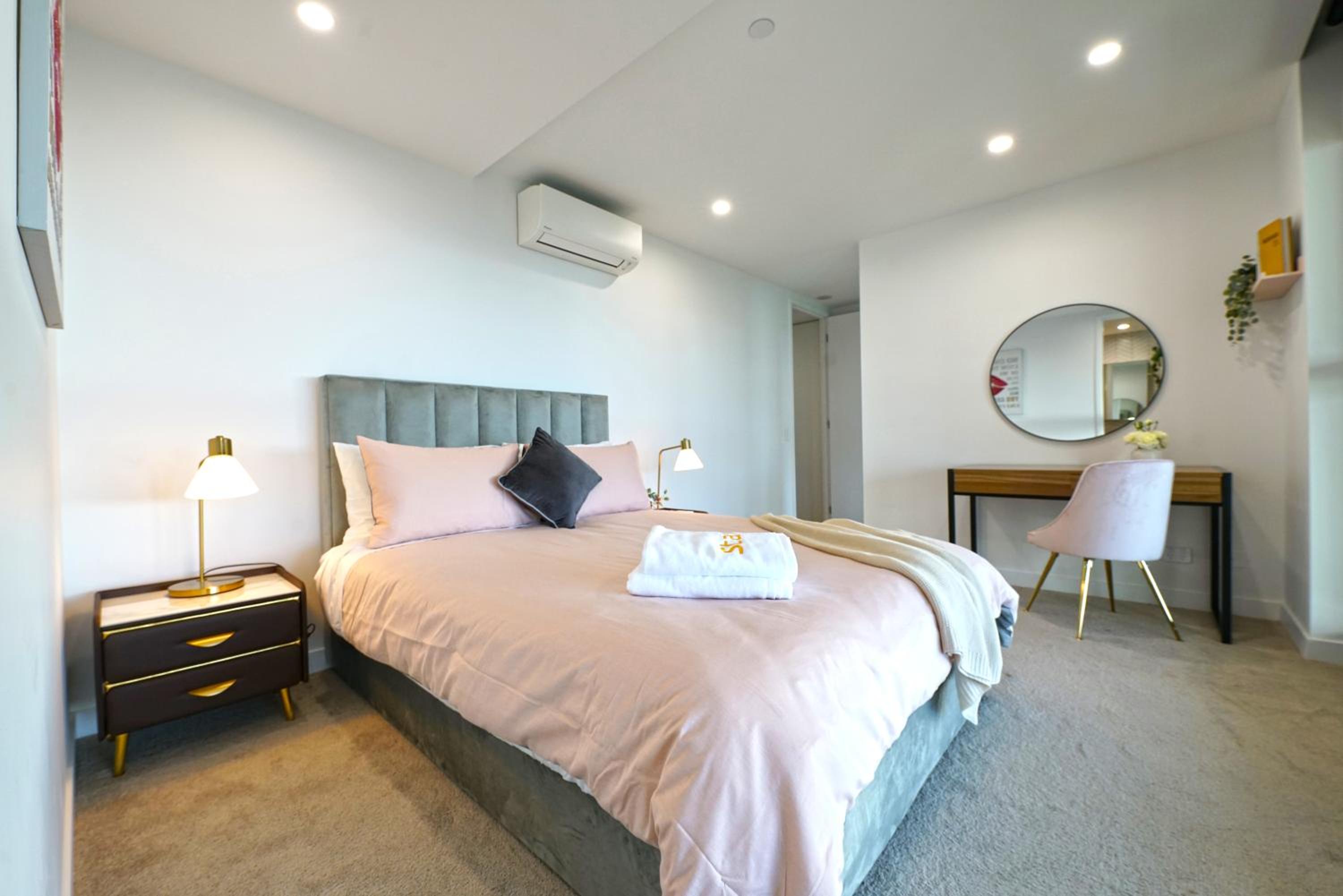 Luxury 3BRM Condo Pool Yoga Gym 2-Carport BoxHill