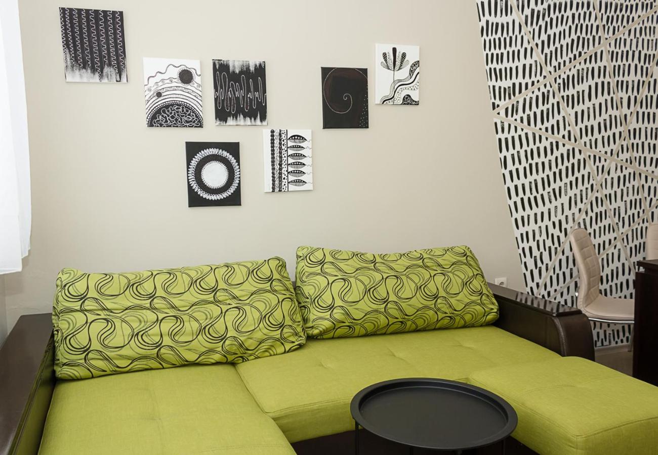 Black & White -1BD Flat in Varna Center by Flat Mаnager
