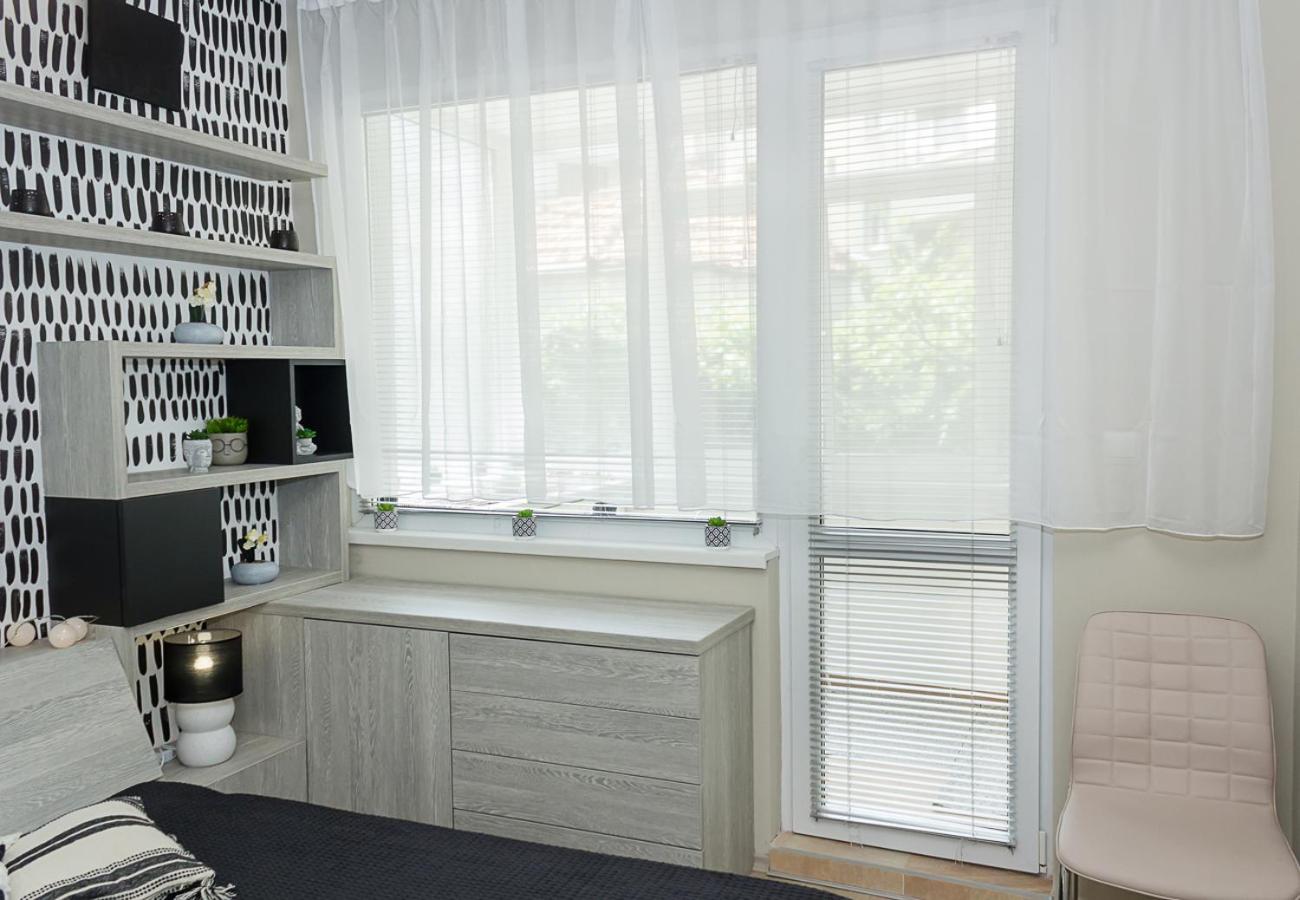 Black & White -1BD Flat in Varna Center by Flat Mаnager