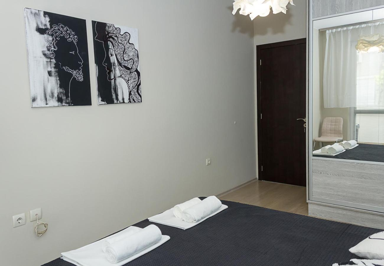 Black & White -1BD Flat in Varna Center by Flat Mаnager