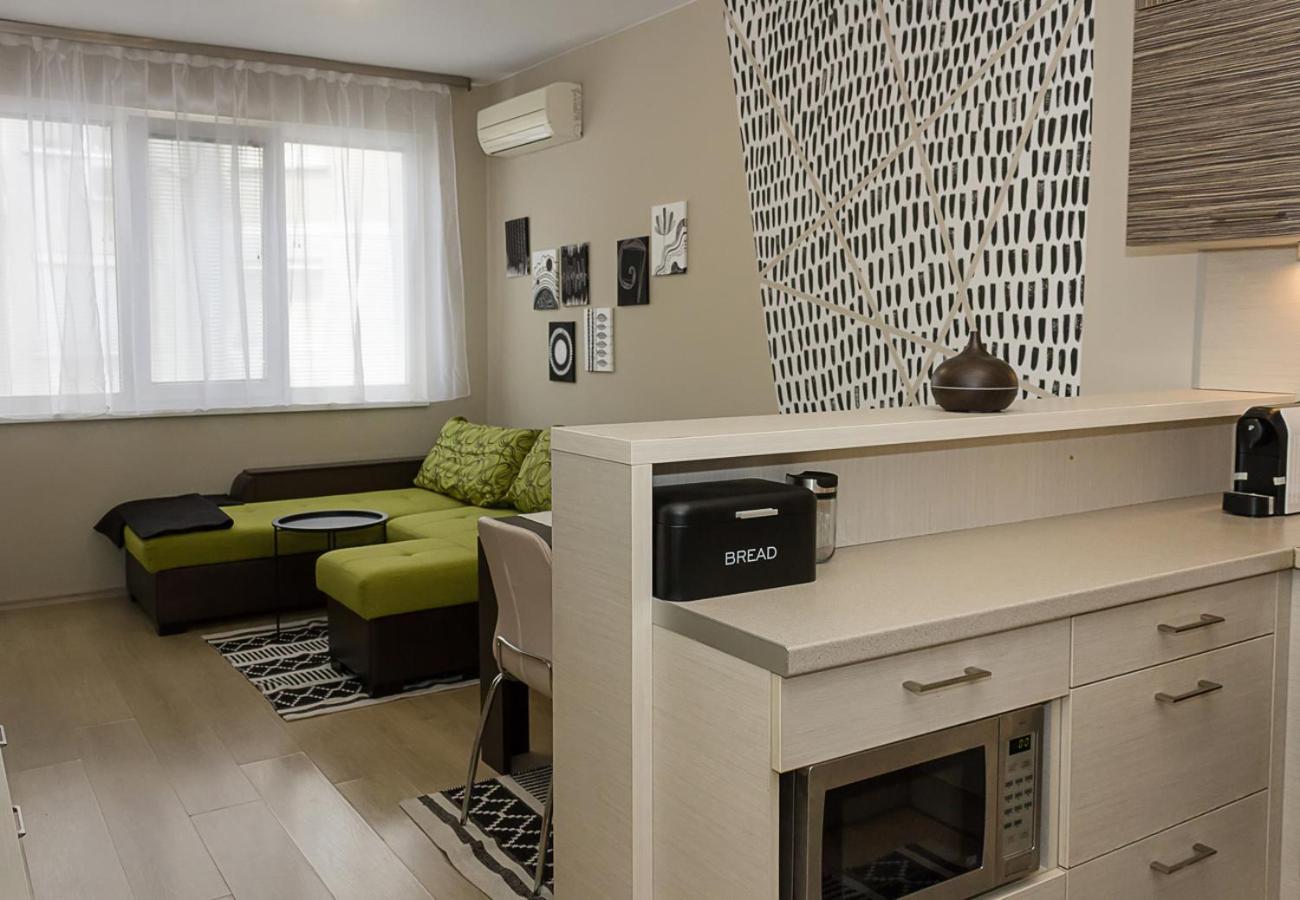 Black & White -1BD Flat in Varna Center by Flat Mаnager