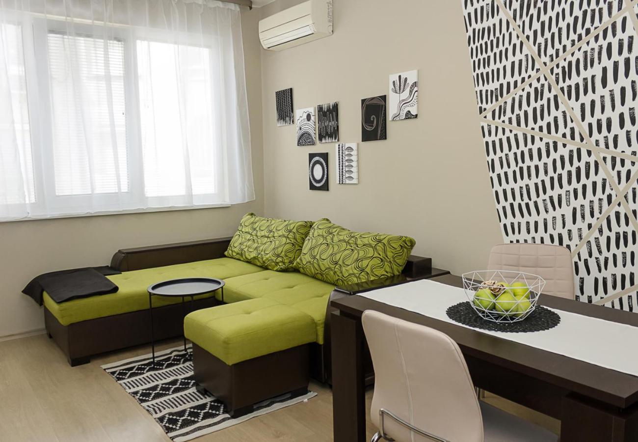 Black & White -1BD Flat in Varna Center by Flat Mаnager