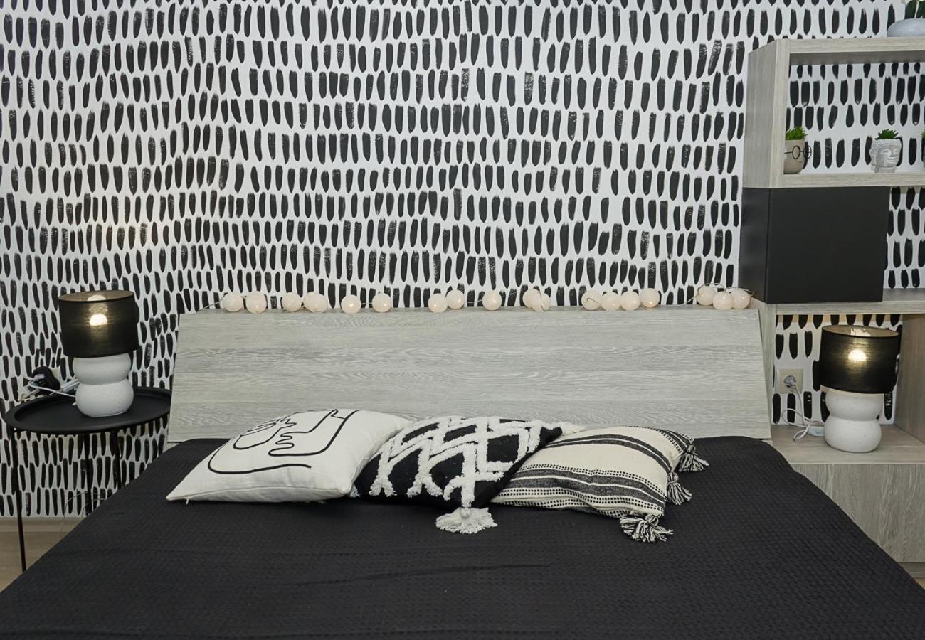 Black & White -1BD Flat in Varna Center by Flat Mаnager