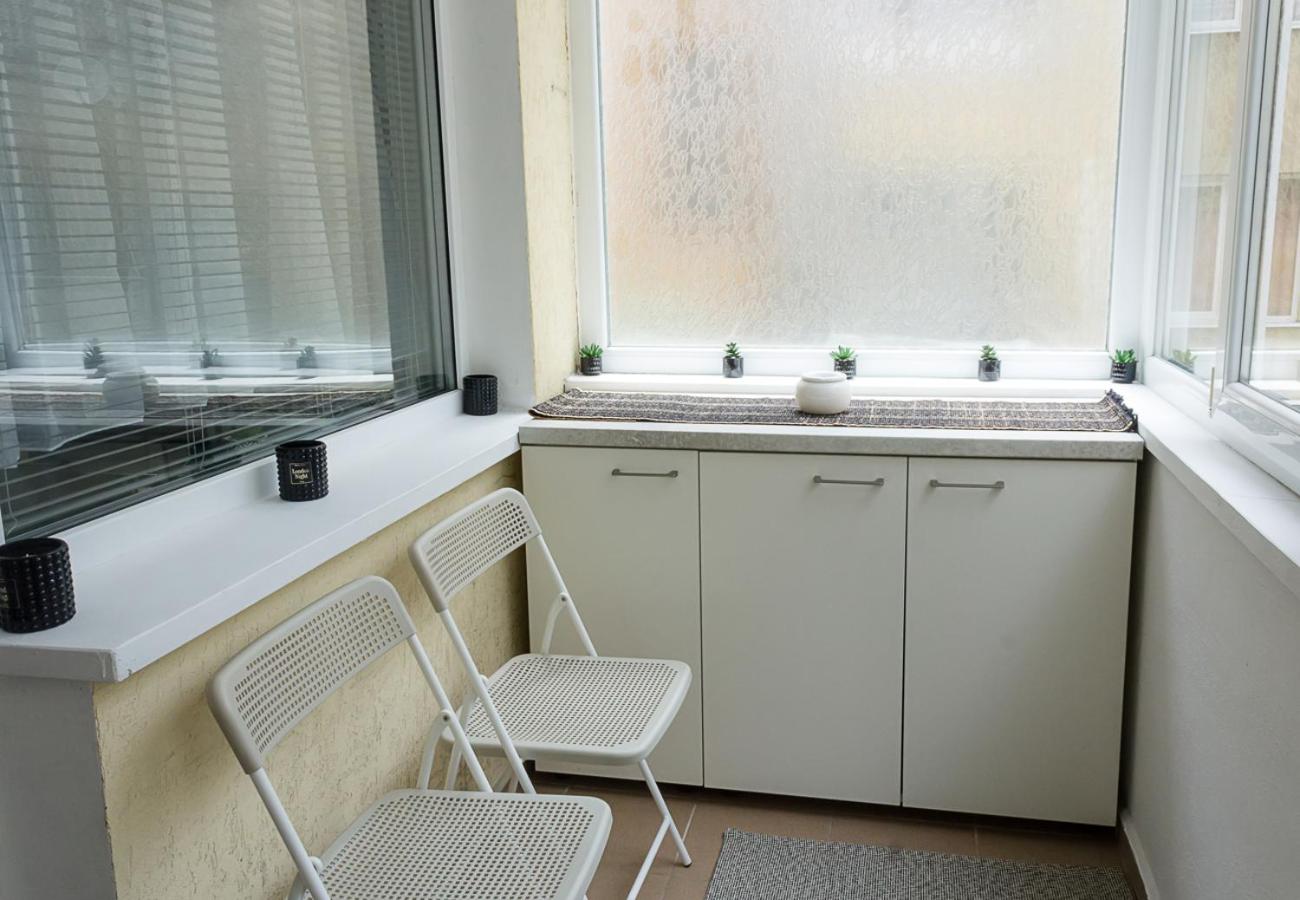 Black & White -1BD Flat in Varna Center by Flat Mаnager