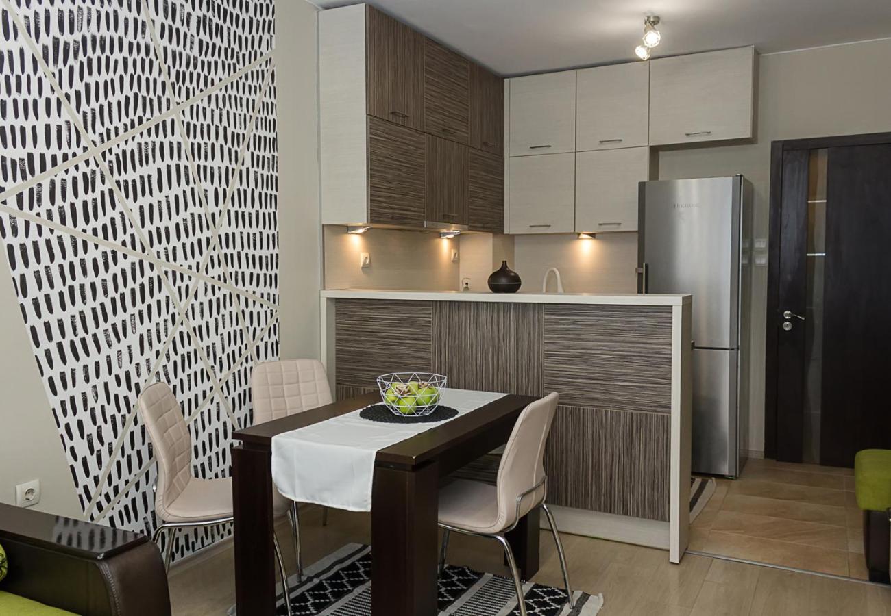 Black & White -1BD Flat in Varna Center by Flat Mаnager