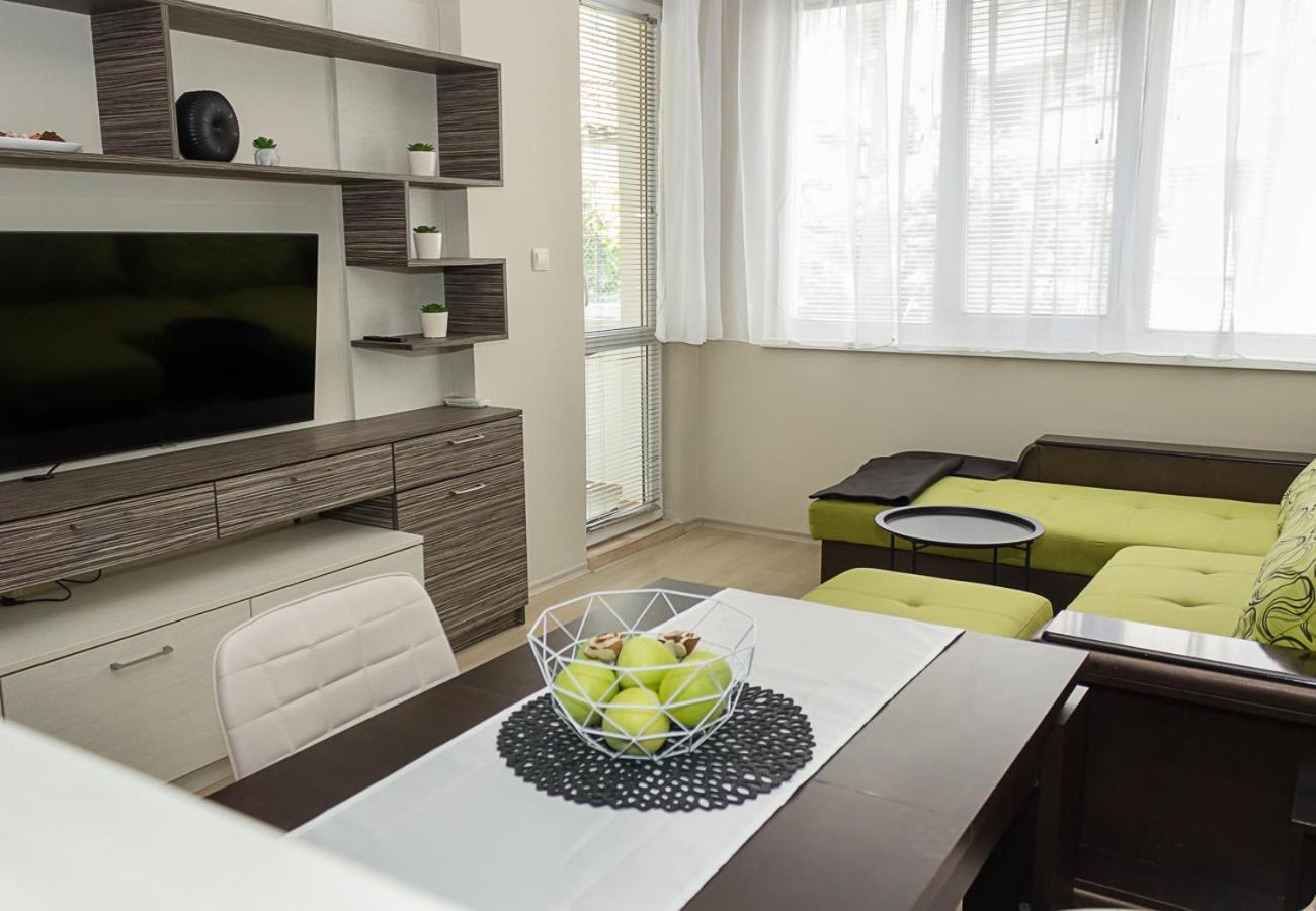 Black & White -1BD Flat in Varna Center by Flat Mаnager