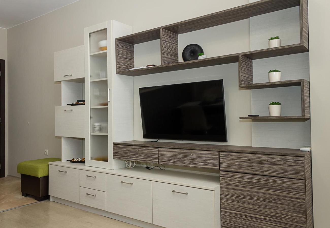 Black & White -1BD Flat in Varna Center by Flat Mаnager