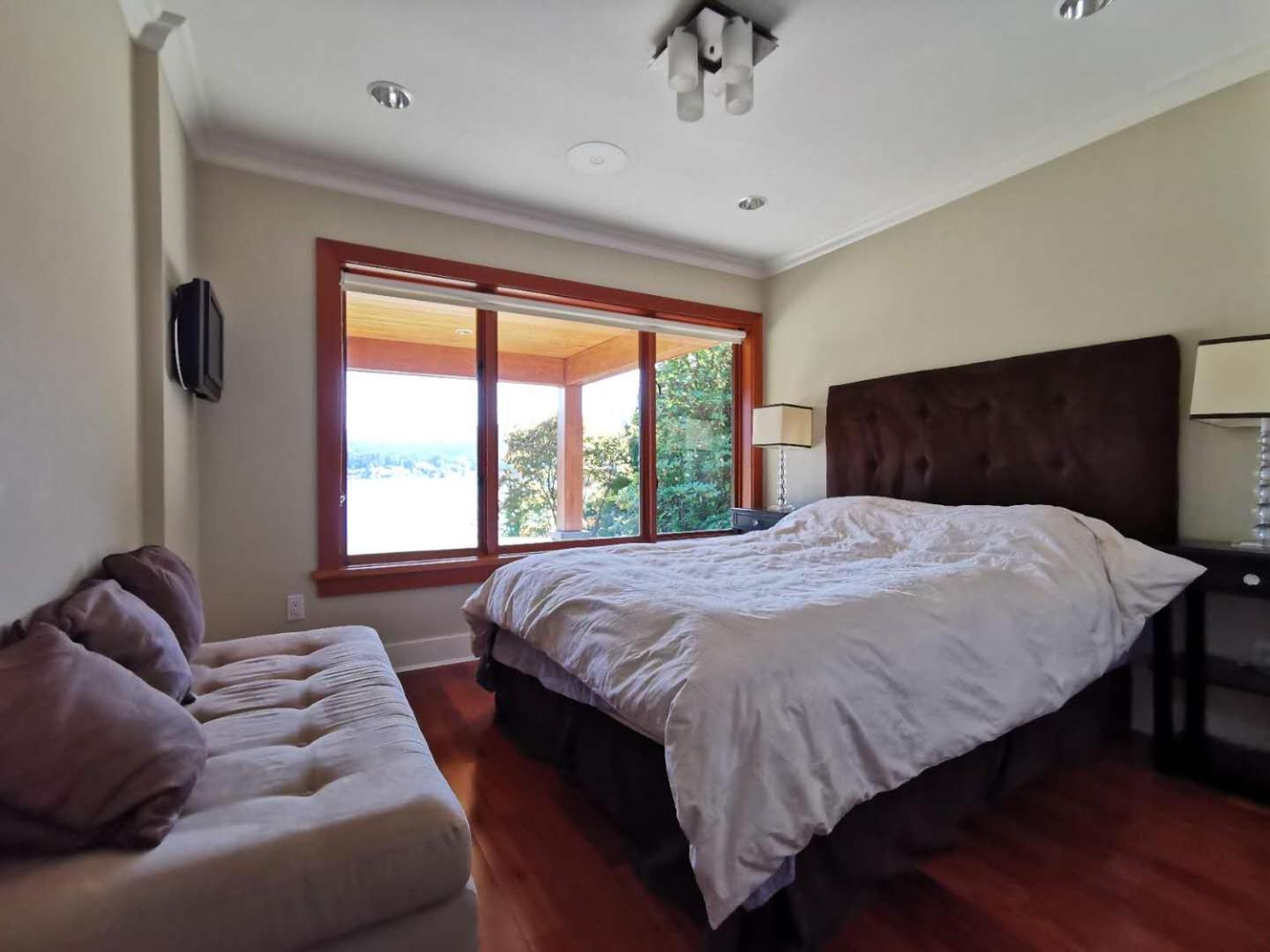 Deep Cove Stunning Waterfront Whole House
