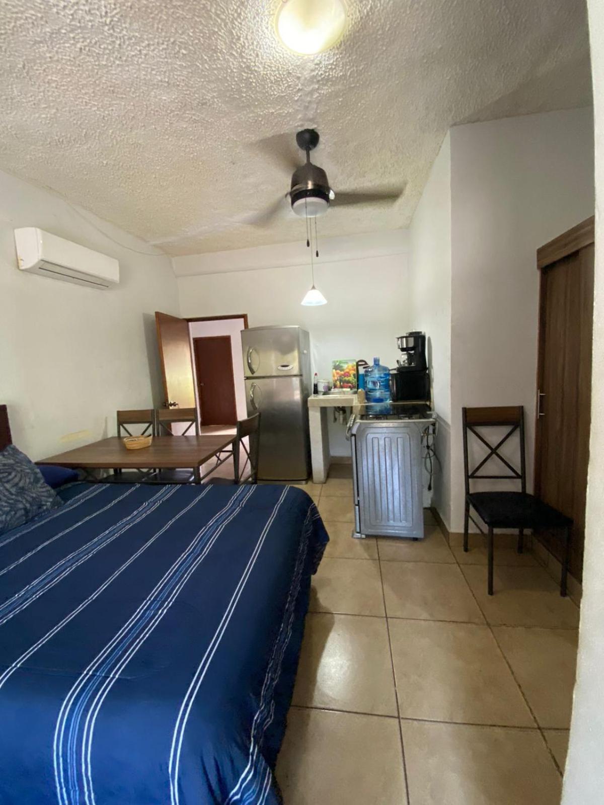 Alberca con jacuzzi cabaña y departamentos cómodos