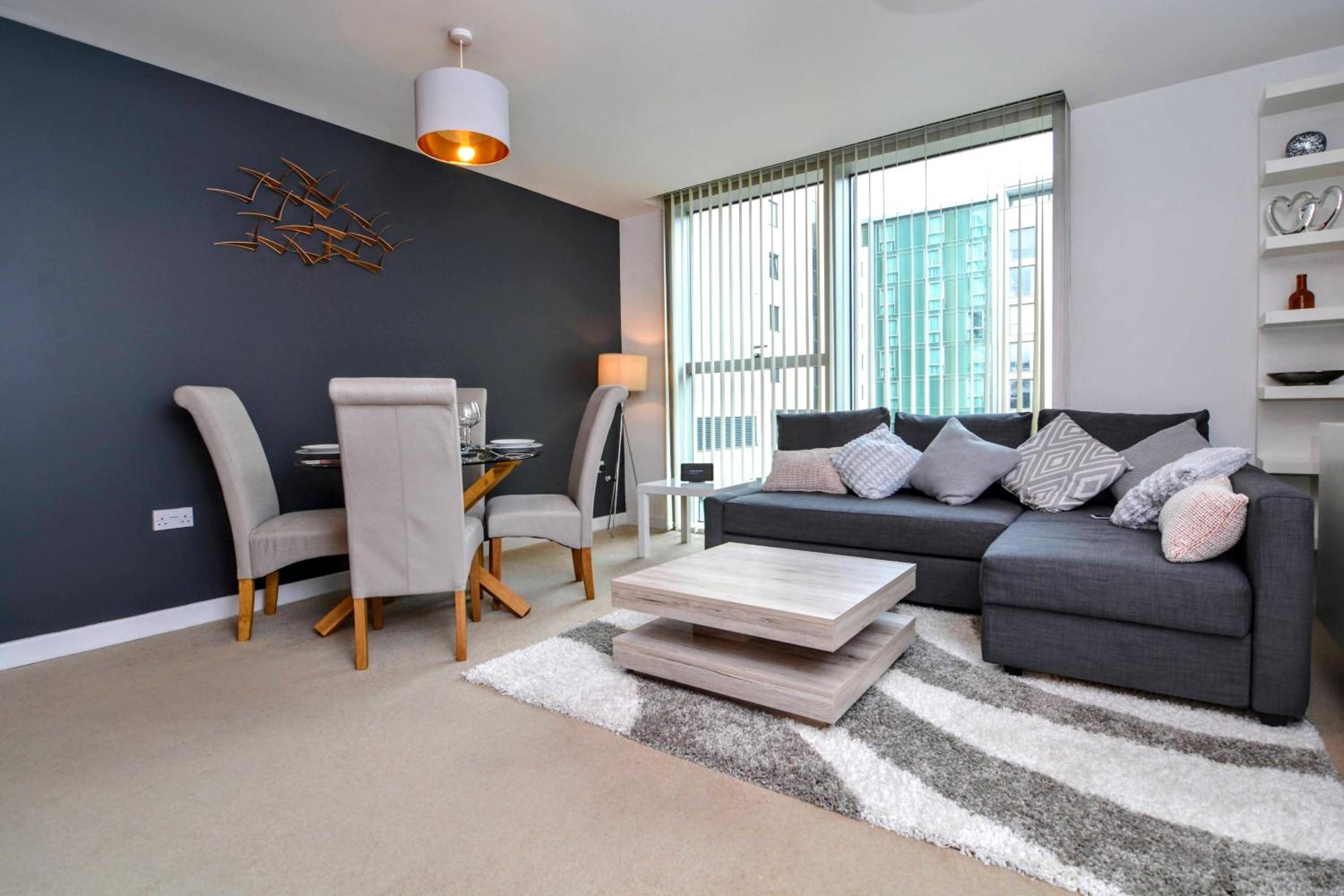 Stylish City Centre Apartment - Home From Home With Fully-Equipped Kitchen, Smart TV, Netflix, Superfast WiFi, Free Parking, Self Check-In - By Brightleap  view 4