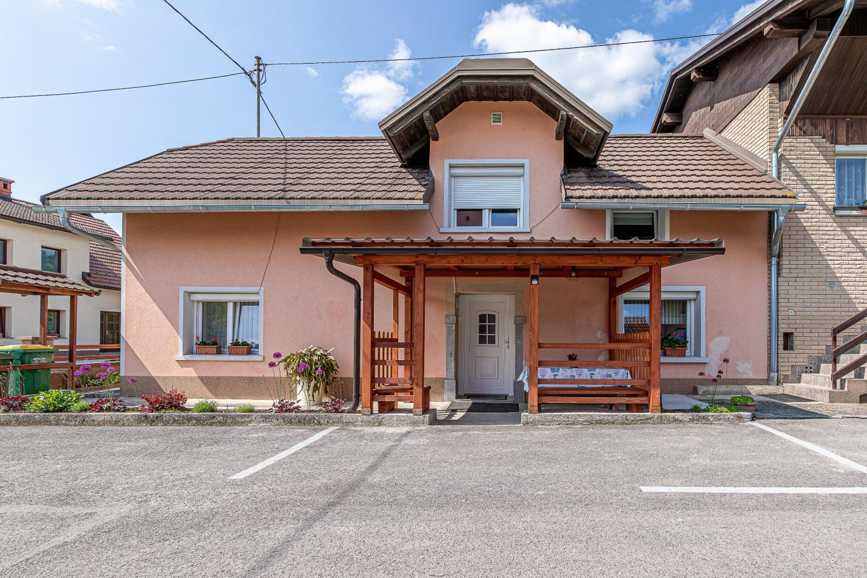 Mržek House with Sauna near Bloke Lake - Happy Rentals