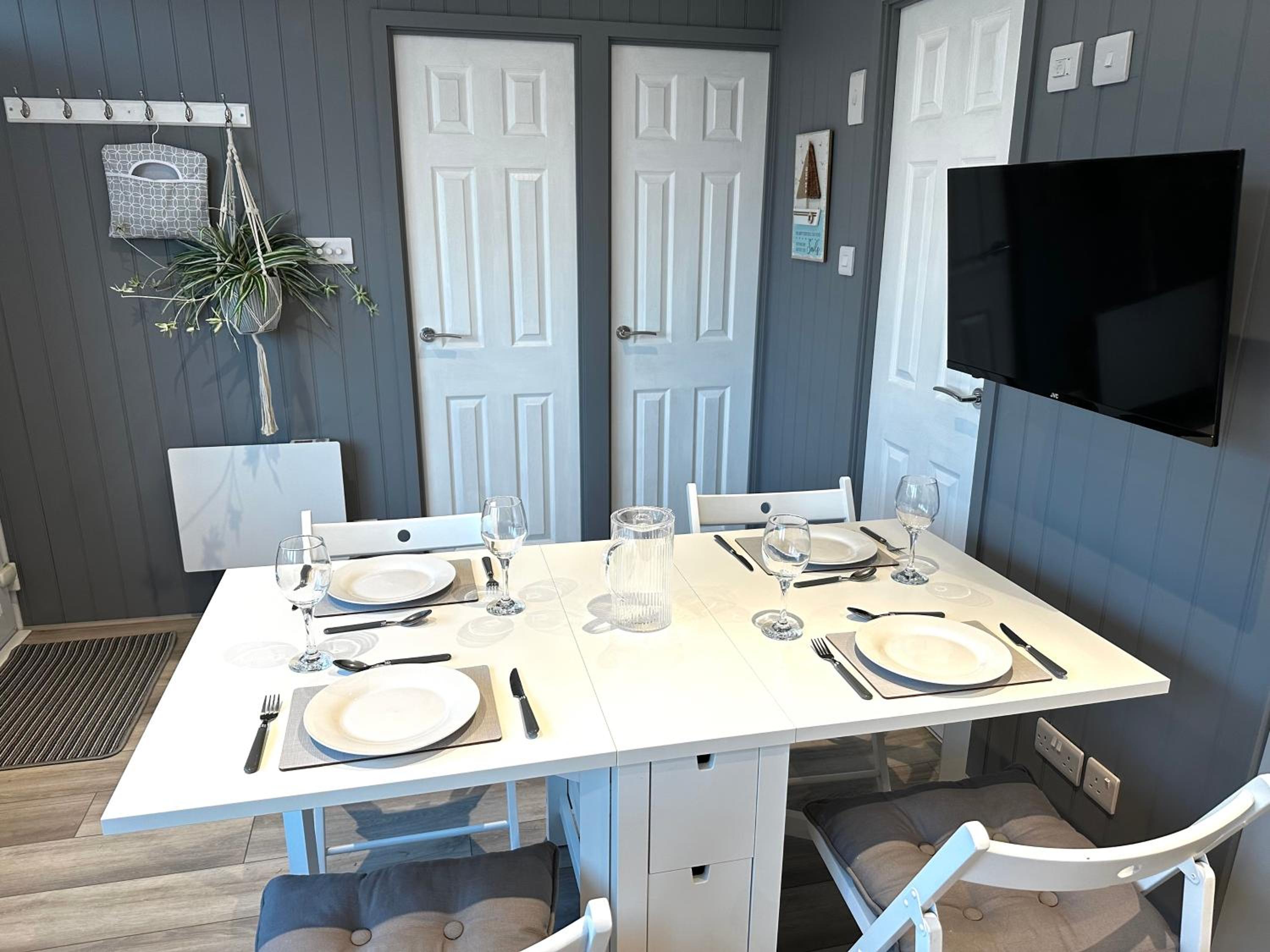 Beautiful Chalet, 18 Cordova, Selsey Country Club view 3
