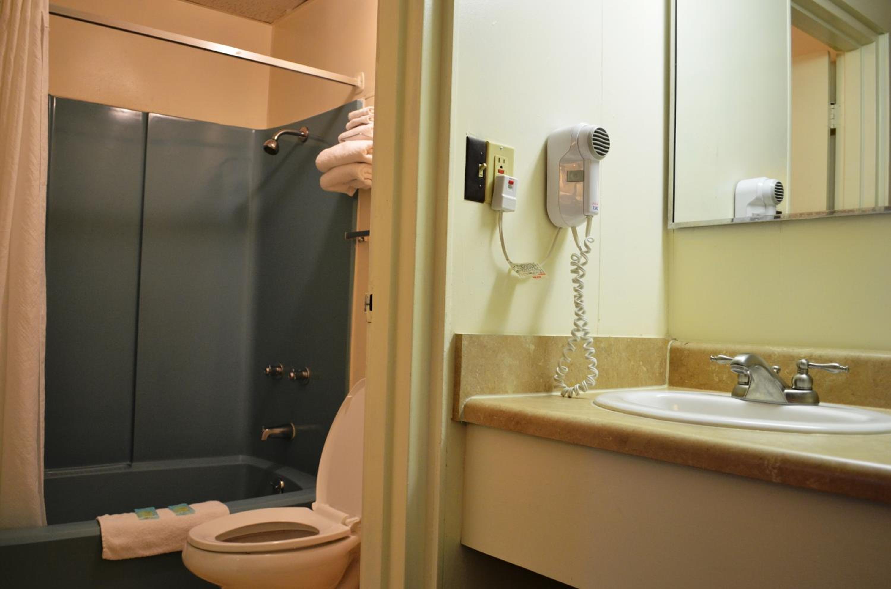Economy Inn Bluefield - Property Image 12
