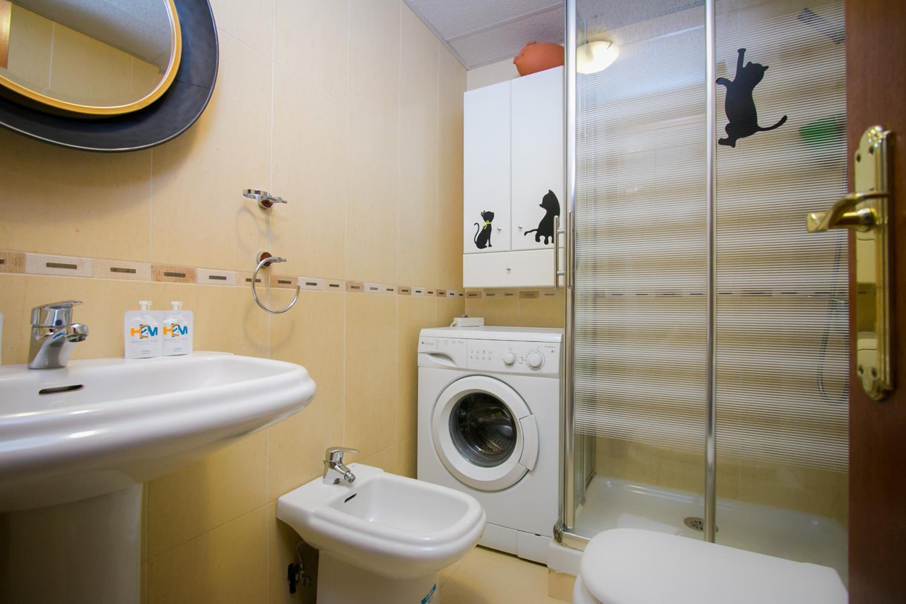H2M Peña French Balcony, Smart TV & Parking Option