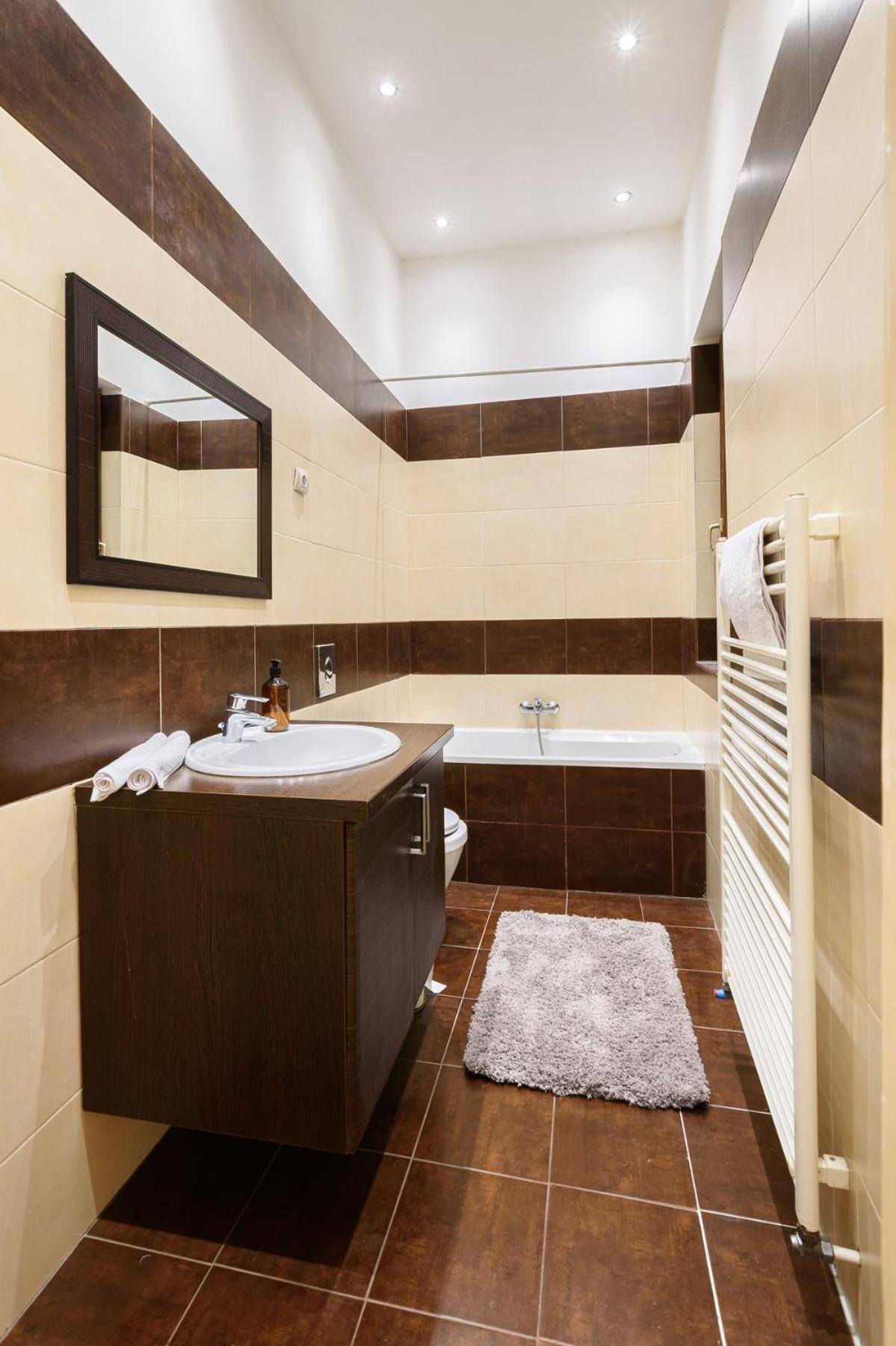 Spacious & serene downtown home with FREE parking view 5