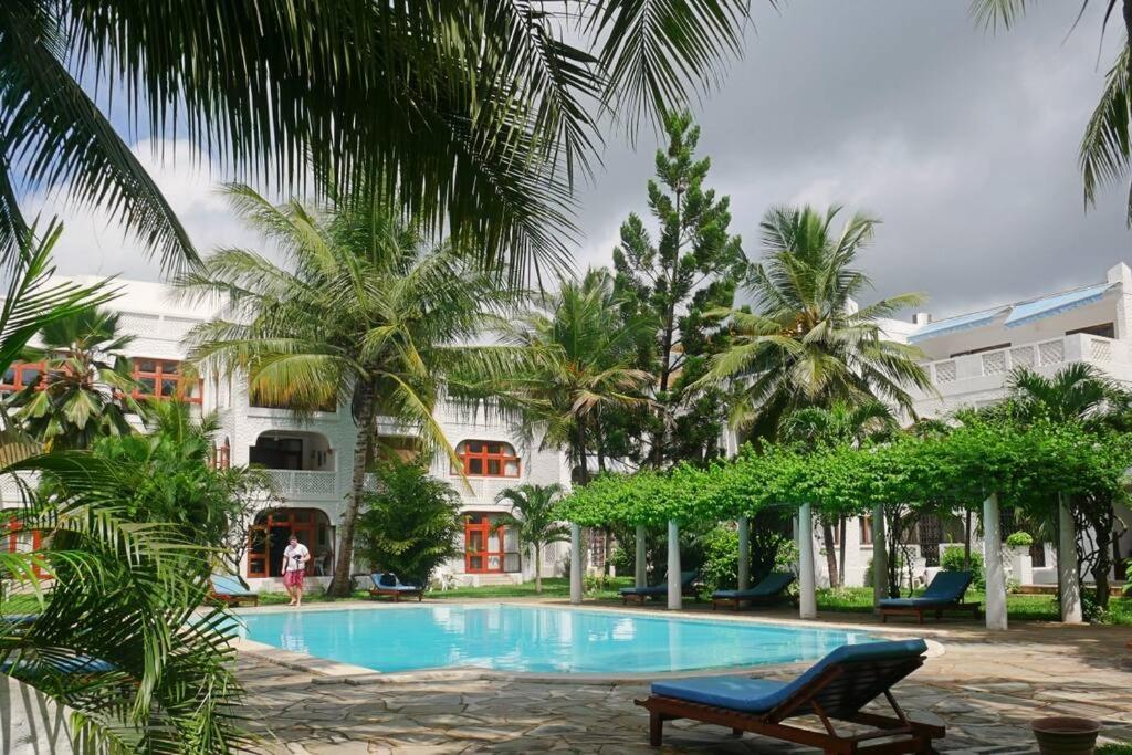 Suite apartment, pool, beach access nearby C224 view 4