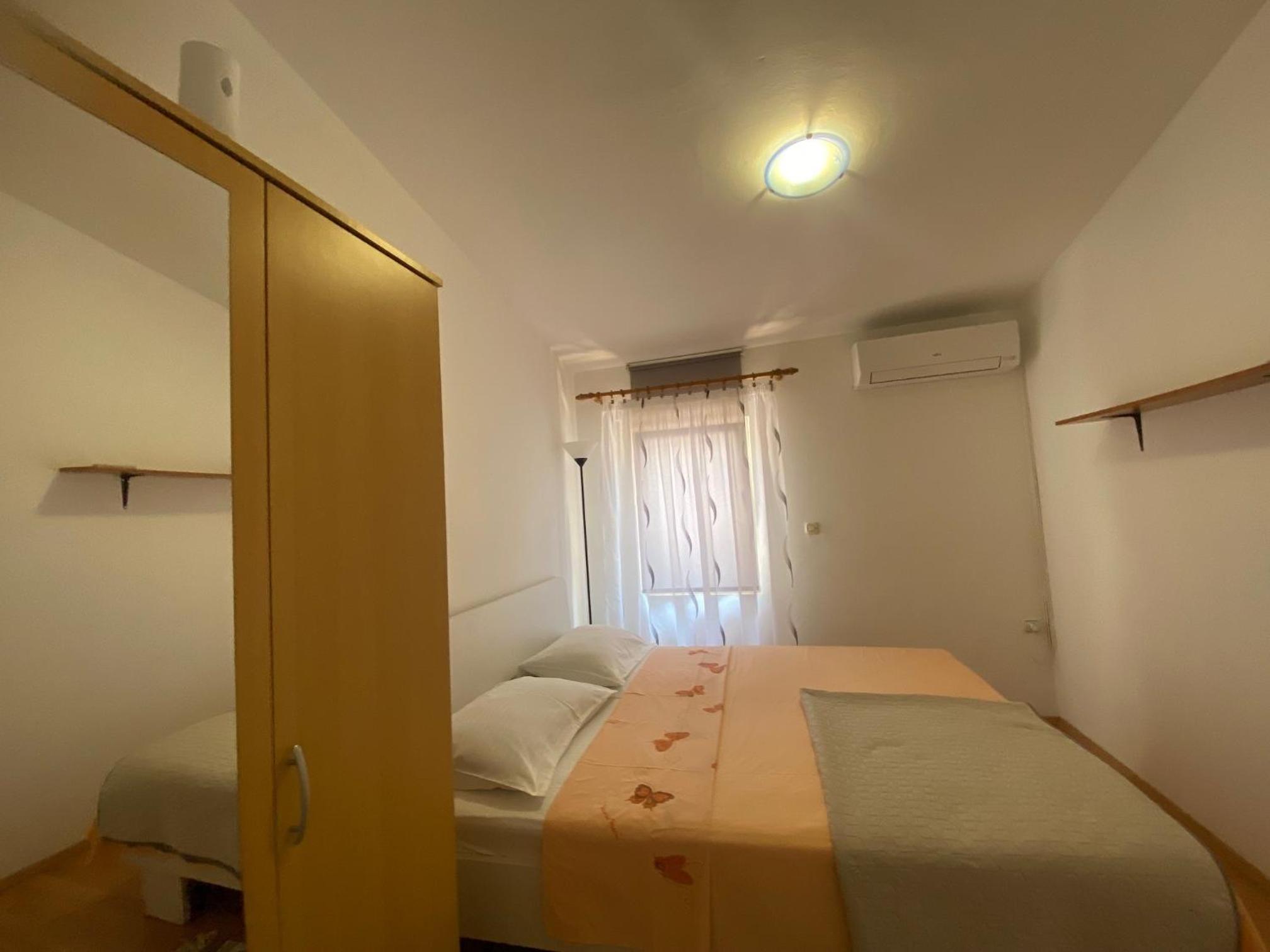 Room Omera en Pula — bedroom