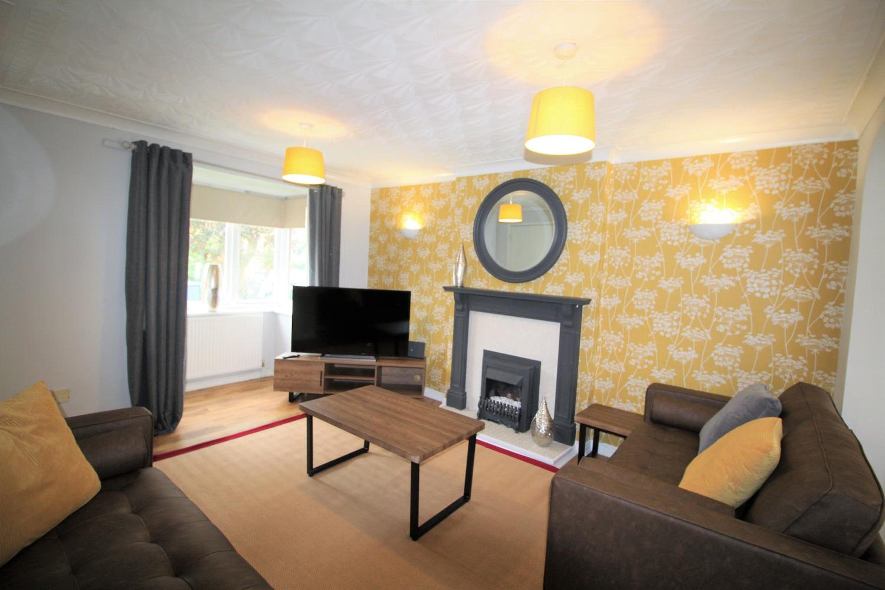 3 Bed Detached - 3 Bathrooms - Parking - Quiet