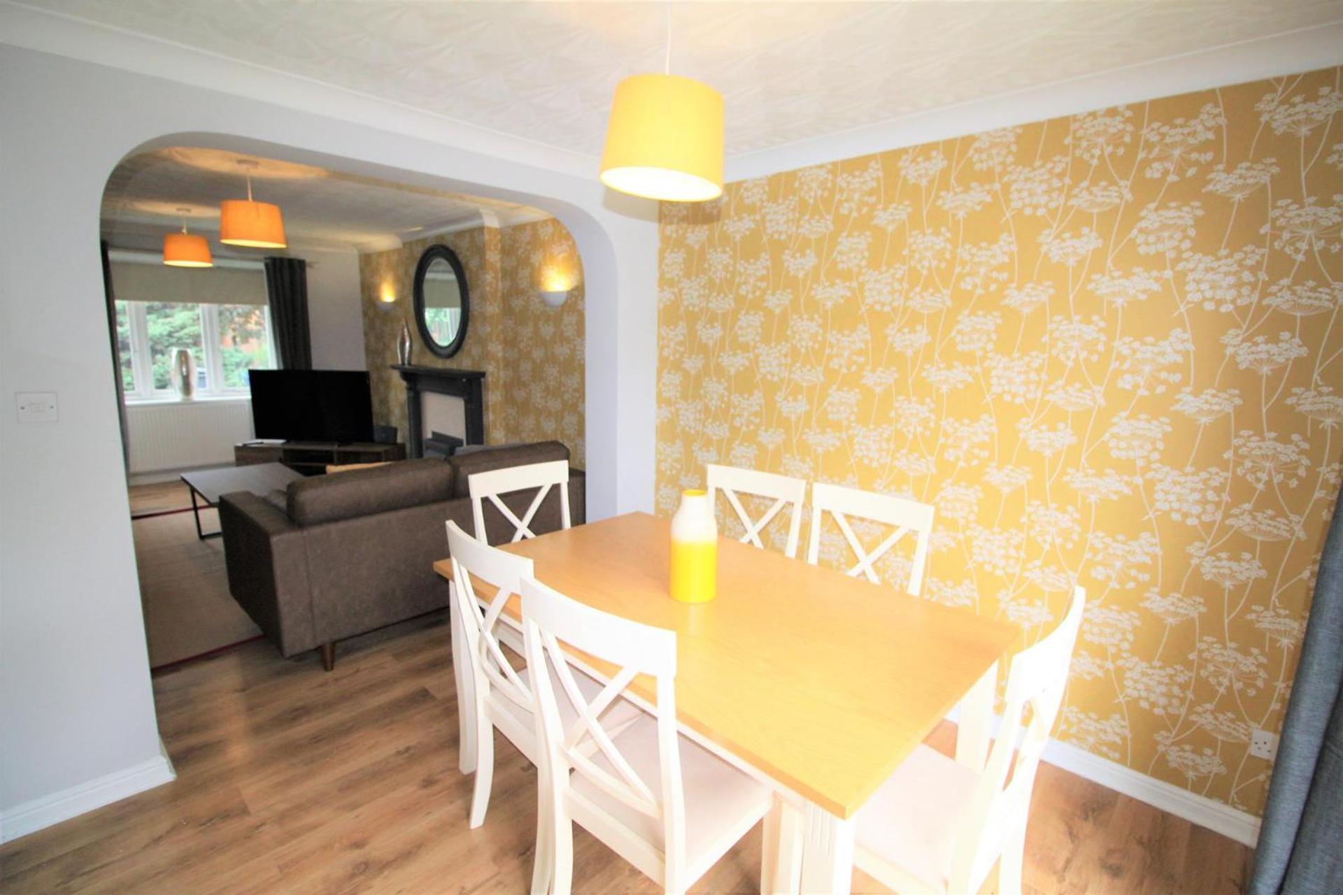 3 Bed Detached - 3 Bathrooms - Parking - Quiet