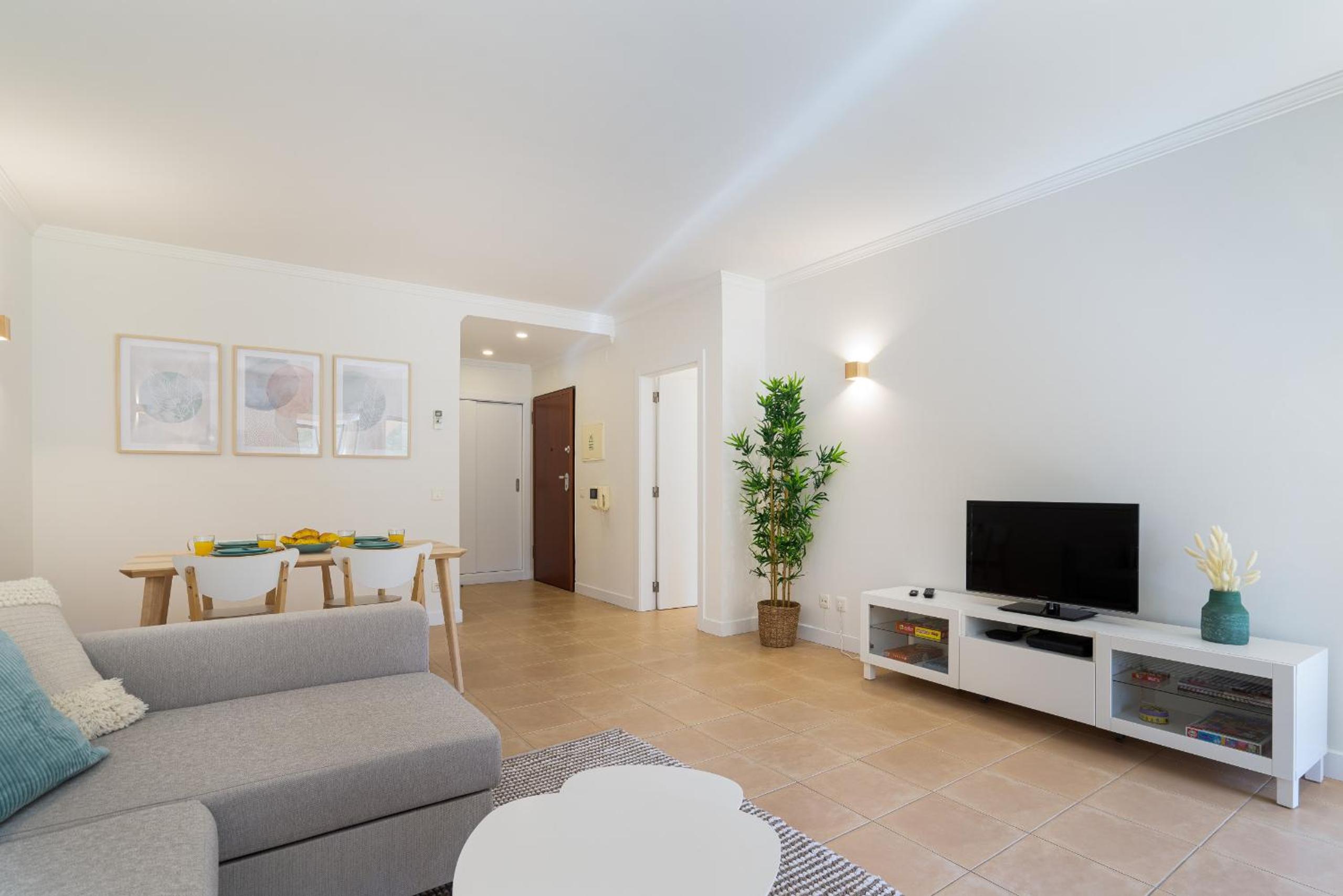 Salgados Beach Apartment - 7 min walk to beach by Lisbeyond view 3