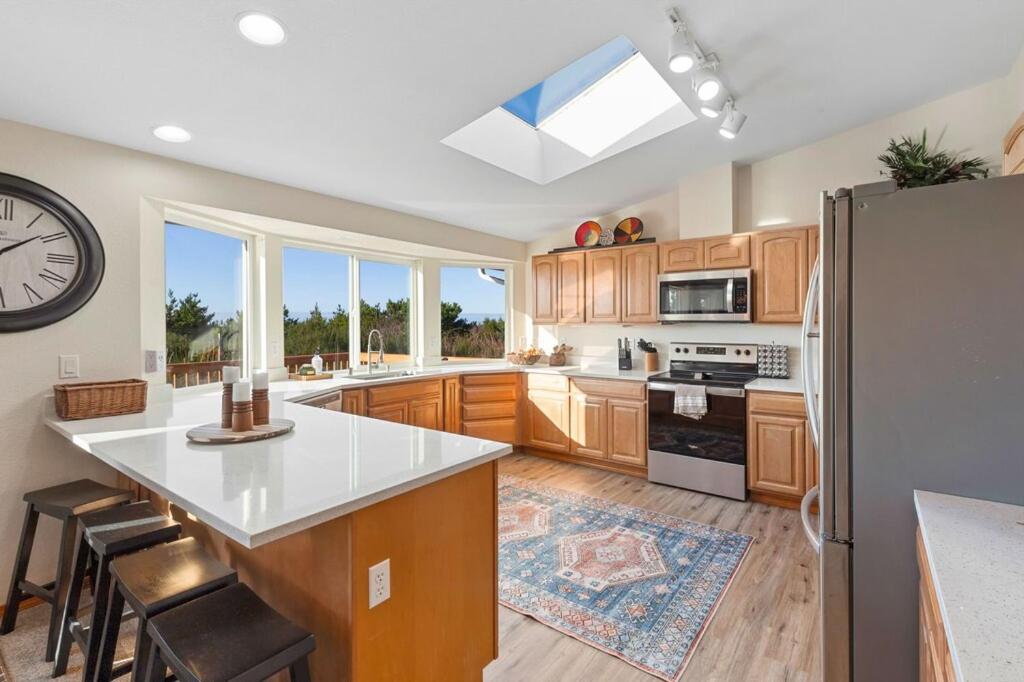 Ocean Front. Clamming. Game Room. Large Deck.