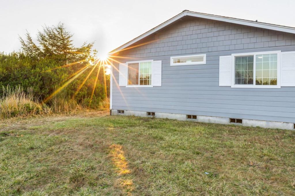 Ocean Front. Clamming. Game Room. Large Deck.