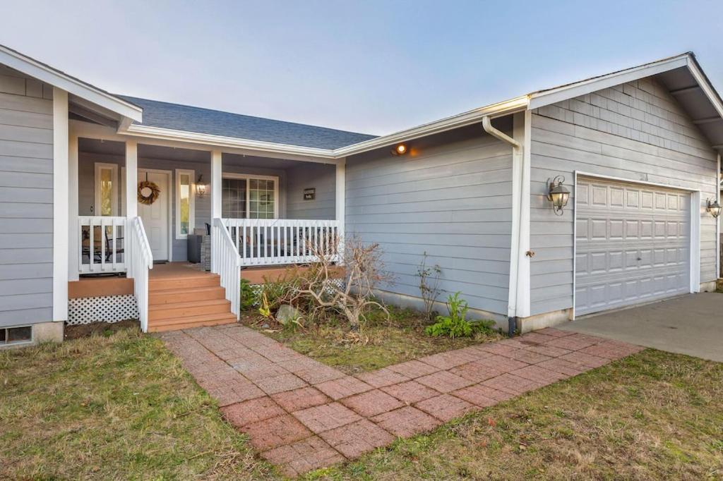 Ocean Front. Clamming. Game Room. Large Deck.