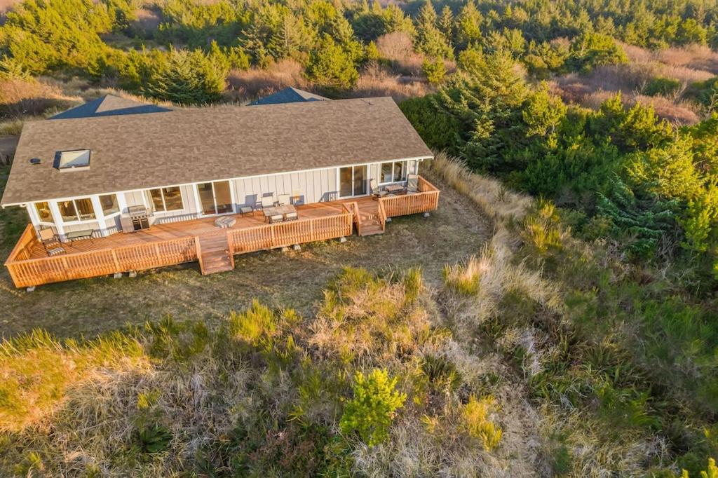 Ocean Front. Clamming. Game Room. Large Deck.