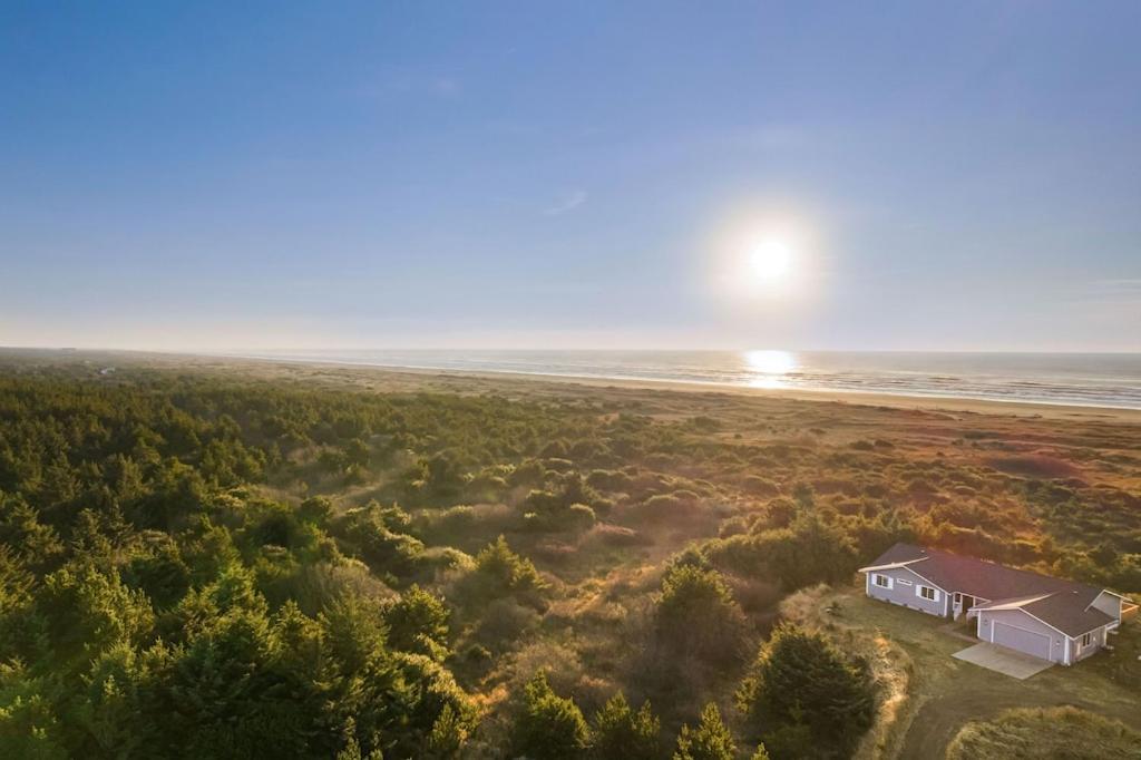 Ocean Front. Clamming. Game Room. Large Deck.