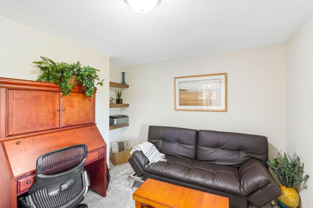 Ocean Front. Clamming. Game Room. Large Deck.